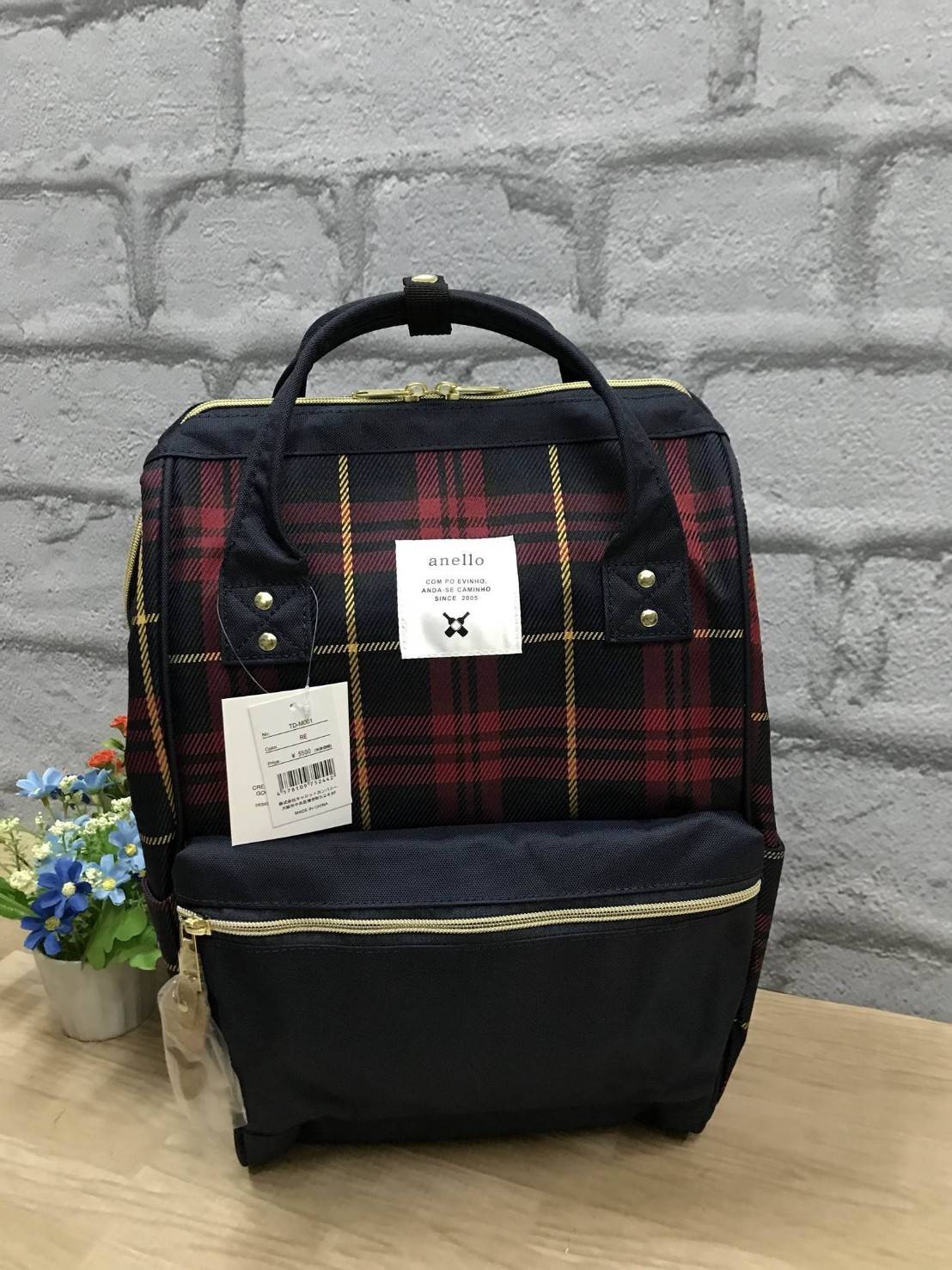 Anello Scottish Canvas Rucksack รุ่นใหม่ชนช้อปญี่ปุ่นกันไปเลยคร้า !!! เป้ขนาดไซส์ Classic วัสดุ ผ้าแคนวาส มีช่องซิปด้านหน้า มีช่องเก็บของด้านข้างทั้งสองด้าน ที่หูจับมีตัวล้อค มีโครงที่ปากกระเป๋า มีซิปด้านหลังเพื่อหยิบจับของภายในด้านหน้าผ้าลายสก็อต ลงตัวกั