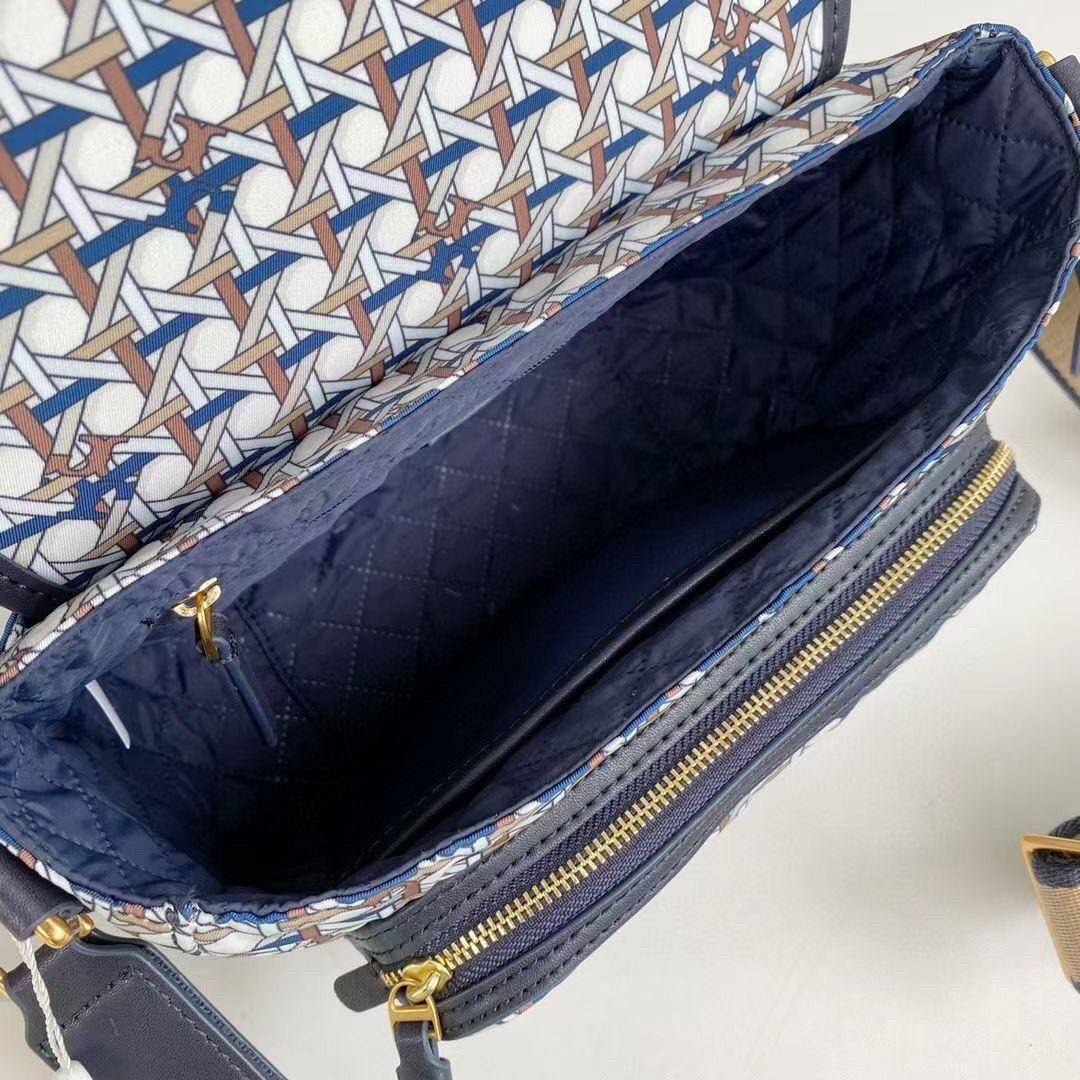 ของแท้ 💯% 】Tory Piper Printed Crossbody 80486 กระเป๋าถือ สะพายข้างหรือ Crossbody ได้ วัสดุผ้า nylon ด้านในโล่งมี1ช่องซิป และ1ช่องใส่ของจุกจิก ซับในผ้าสวยหรู