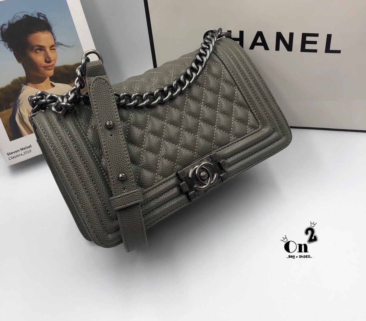 CHANEL BOY กระเป๋าสุดคลาสสิคตลอดกาล ไม่ว่าเวลาจะผ่านไปเเค่ไหนก็ไม่เคย Out สำหรับรุ่นนี้ เรียบ หรู คลาสสิค ผู้ดี ไฮโซที่แท้ทรูอะไหล่เงินรมขวัญสวยมากค่ะ 🧡 เกรดท็อปไฮเอน