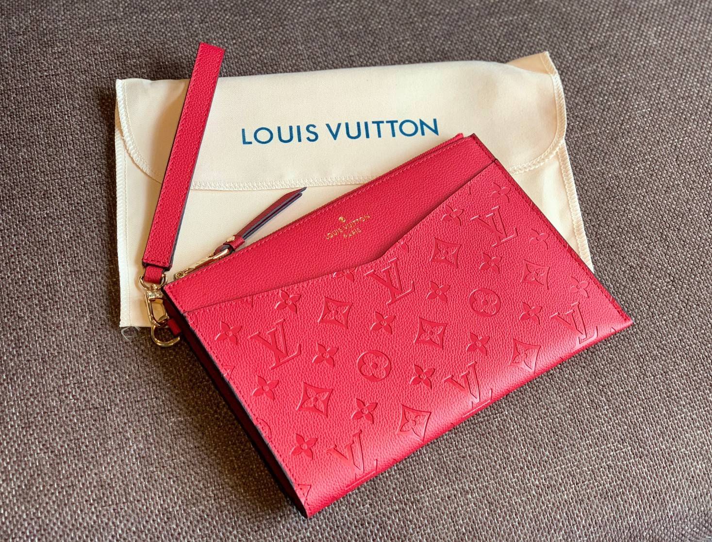 VIP 】จัดสินค้าคุณภาพมาให้สาวๆได้ใช้กันค่าา😘 Louis Vuitton Pochette Mélanie MM Monogram ใช้ขึ้นเครื่องได้เลย✈️ ✔️กระเป๋า ทรงคลัท แบบมีสายคล้องมือ ถอดออกได้หนึ่งสาย ✔️หนังแท้หนา ลายหนังพิมพ์ลายแบรนด์ได้สวยงามมากๆค่ะ