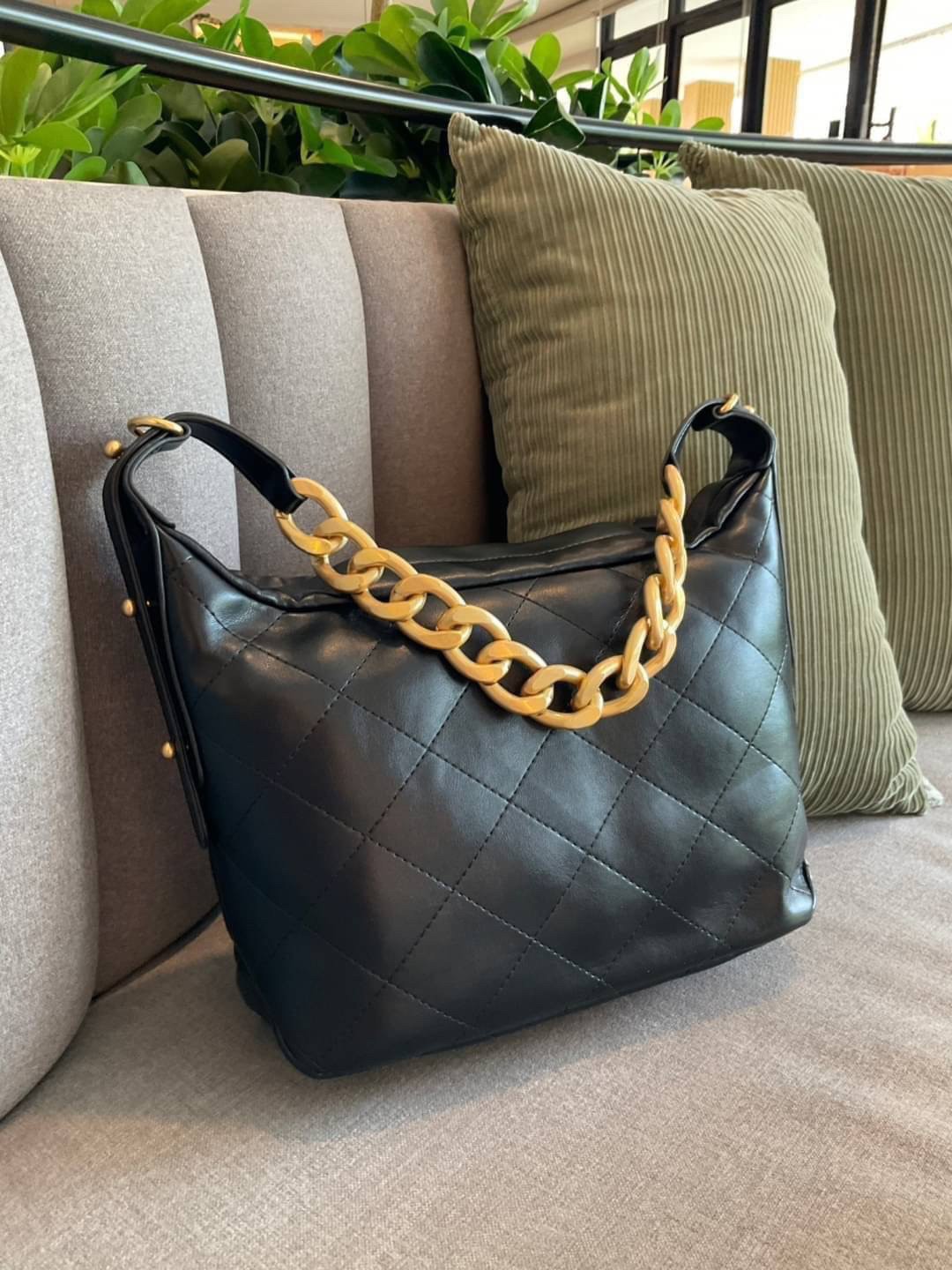 Chanel Hobo Bag รุ่นใหม่ล่าสุด ทรงที่สาวๆรอคอย CHANEL LEATHER TOTE BAG ทรงสวยเรียบหรู เนื้อหนาดีมาก อะไหล่ทองวินเทจ ประดับโลโก้แบรนด์สุดหรู