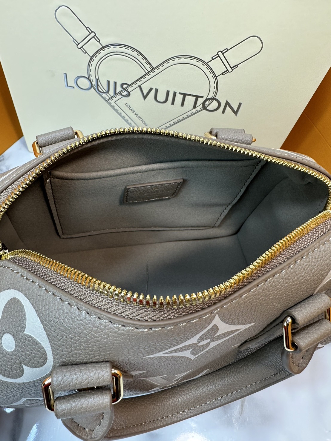 LV Speedy Bandoulière 20 Bag Monogram Empreinte Leather กระเป๋าสะพายทรงสปีดี้คลาสสิค สวยหรู กระเป๋าทรงหมอน รุ่นท็อปฮิต มีกุญแจล็อค