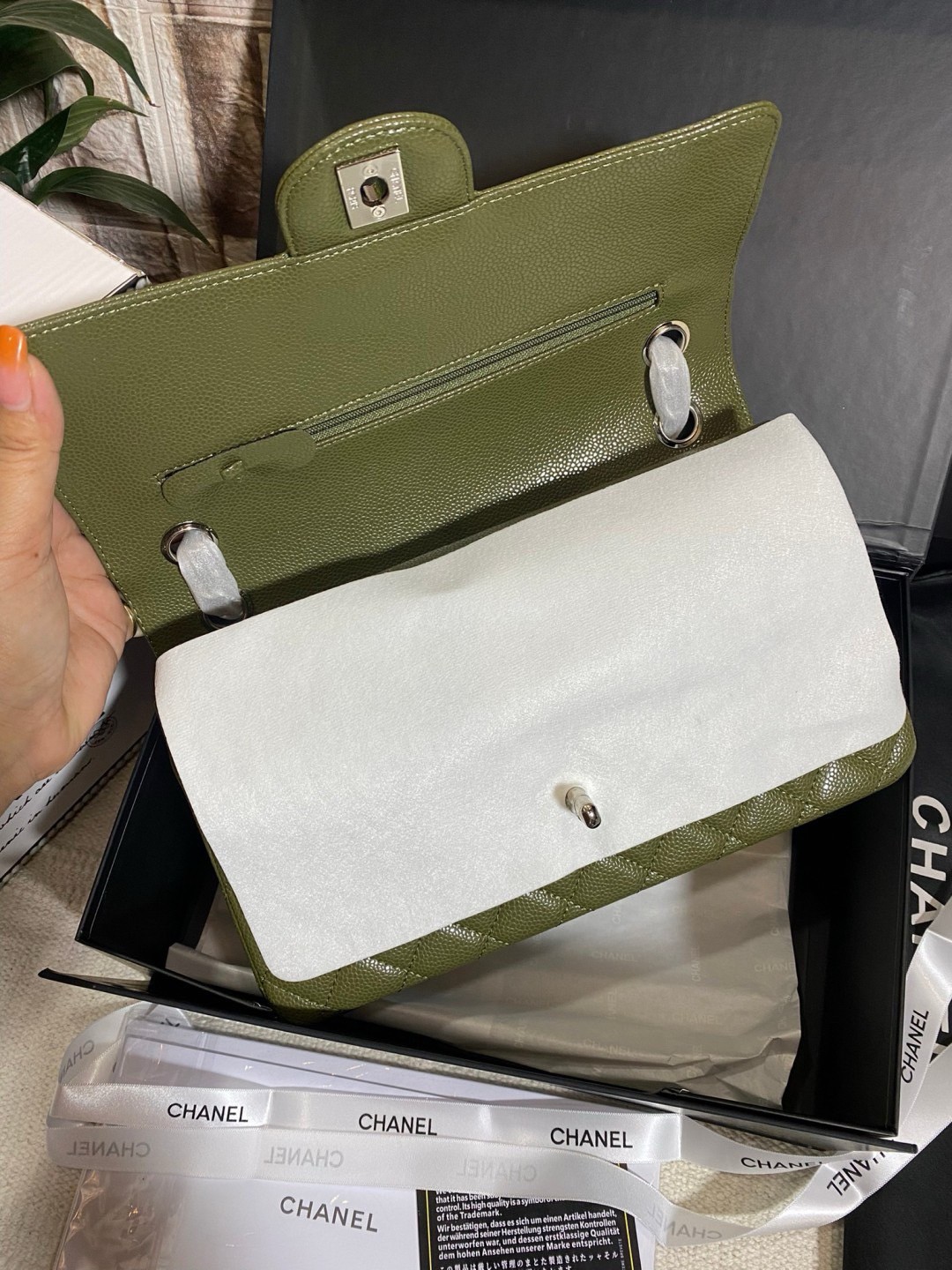 CHANEL Classic Medium Flap Bag กระเป๋าสะพายคลาสสิกรุ่นยอดนิยมตลอดกาล ดีไซน์เรียบหรูหราขับผิว งานหนังแท้สวยมาก มีอะไหล่เงินและทอง สุดยอดเดอะเบสท์ไอเท็ม