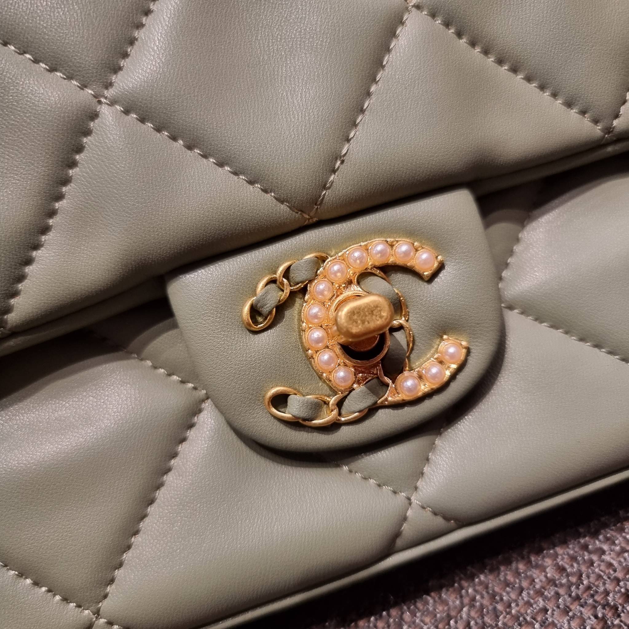 VIP 】สวยหรูพร้อมเสิร์ฟ!! กับไอเท็มสุดเลิฟจาก Chanel กระเป๋าสะพายที่สุดของความคุ้มค่า วัสดุหนังแกะนิ่มเต็มใบ เปิด-ปิดกระเป๋าด้วยตัวบิดล็อค ภายในกระเป๋าบุผ้าสวยหรู มีช่องโล่งกว้างจุของได้สบาย ใส่โทรศัพท์ กระเป๋าสตางค์ได้ มีช่องซิป 1 ช่อง ช่องย่อย 1 ช่อง ดีเ