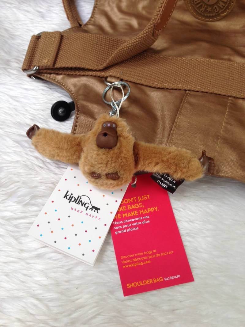 Kipling รุ่น Cicele กระเป๋าสะพายไหล่ใบใหญ่ สวยน่ารัก ตัวกระเป๋าด้านในเป็นช่องโล่งแบบปิดเปิดด้วยซิป มีช่องซิปด้านใน ด้านข้างกระเป๋า มี 2 ช่อง ปิดเปิด ด้วยเทป พร้อมที่ใส่โทรศัพท์ ปากกา และ MP 3 ในส่วนด้านใน และ ด้านข้างกระเป๋า ซ้าย-ขวา เป็นช่องขนาดเล็กสำหรั