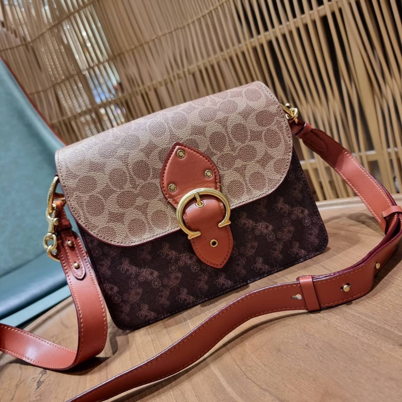 COACH C2418 BEAT SHOULDER IN SIGNATURE CANVAS WITH HORSE AND CARRIAGE PRINT กระเป๋าสะพายดีไซน์เลิศสุดหรู ปังกับดีเทลที่สุดใบนี้ เพราะมาพร้อมสายถึง 3 แบบ สลับใช้ไปรัวๆ หลากหลายไม่จำเจ สวยได้ทุกวัน เปิด-ปิดด้วยกระดุมแน่นหนา ภายในเป็นช่องโล่ง แบ่งสัดส่วน ใส่