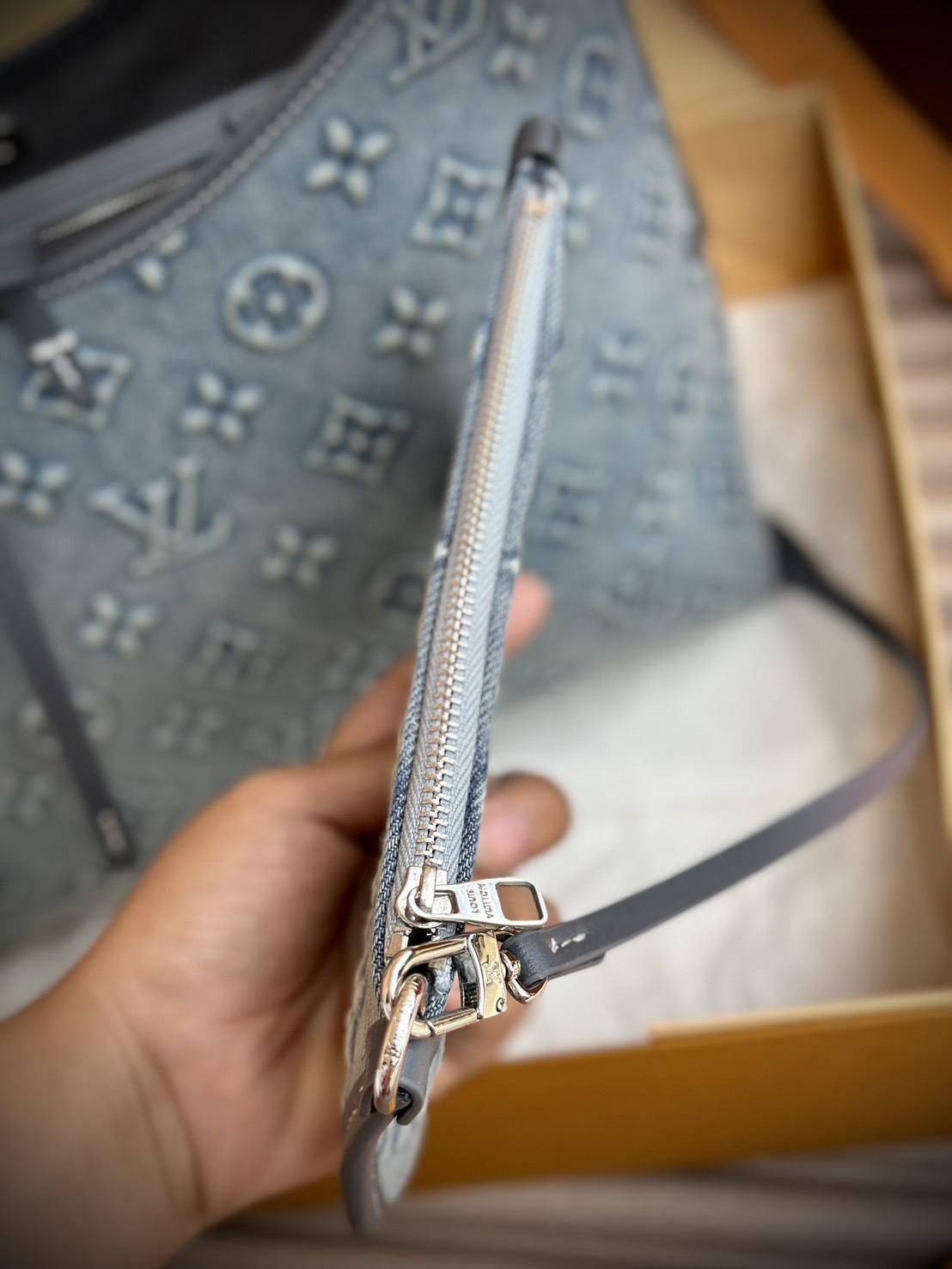 LV Carryall Denim Vintage Tote Bag กระเป๋าทรงโท้ทเดนิมสไตล์วินเทจ รุ่นใหม่ปั้มลายโมโนแกรมบนเดนิมสุดไอคอนิก ที่ใครเห็นต้องเป็นคลั่งรัก ผู้ดี หรูหราได้ทุกลุค ทุกสไตล์