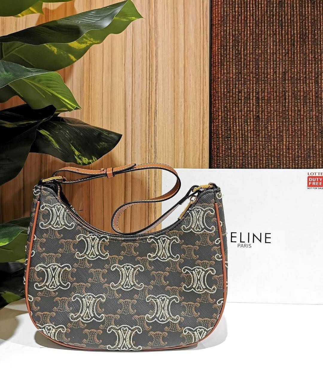 CELINE SHOULDER BAG VIP วัสดุ TRIOMPHE CANVAS ดีไซน์สวยหรูฮิตสุดในเกาหลี! หนังสวยอยู่ทรงกันน้ำ เปิดปิดด้วยซิปแบรนด์สีทอง ภายในโล่งกว้างและจุ สามารถใส่มือถือ กระเป๋าสตางค์ ของใช้ได้เยอะ สายสะพายหนังปรับได้อะไหล่ทองหรูมีโลโก้แบรนด์ ไอเท็มแนะนำพร้อมส่งที่ไทย