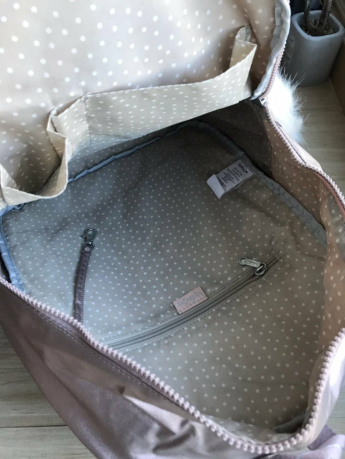 KIPLING LARGE BACKPACK WITH DOUBLE ZIPSกระเป๋าเป้จากคอลเลคชั่น Mayday วัสดุ Nylon & Polyester 100% น้ำหนักเบา ใส่ของได้เยอะแบบไร้กังวล เปิดปิดด้วยซิปคู่ ด้านหน้ามี2ช่องซิปใส่ของจุกจิกที่ต้องหยิบใช้บ่อย ใบใหญ่กับราคาเบาๆเลยคร้า!!