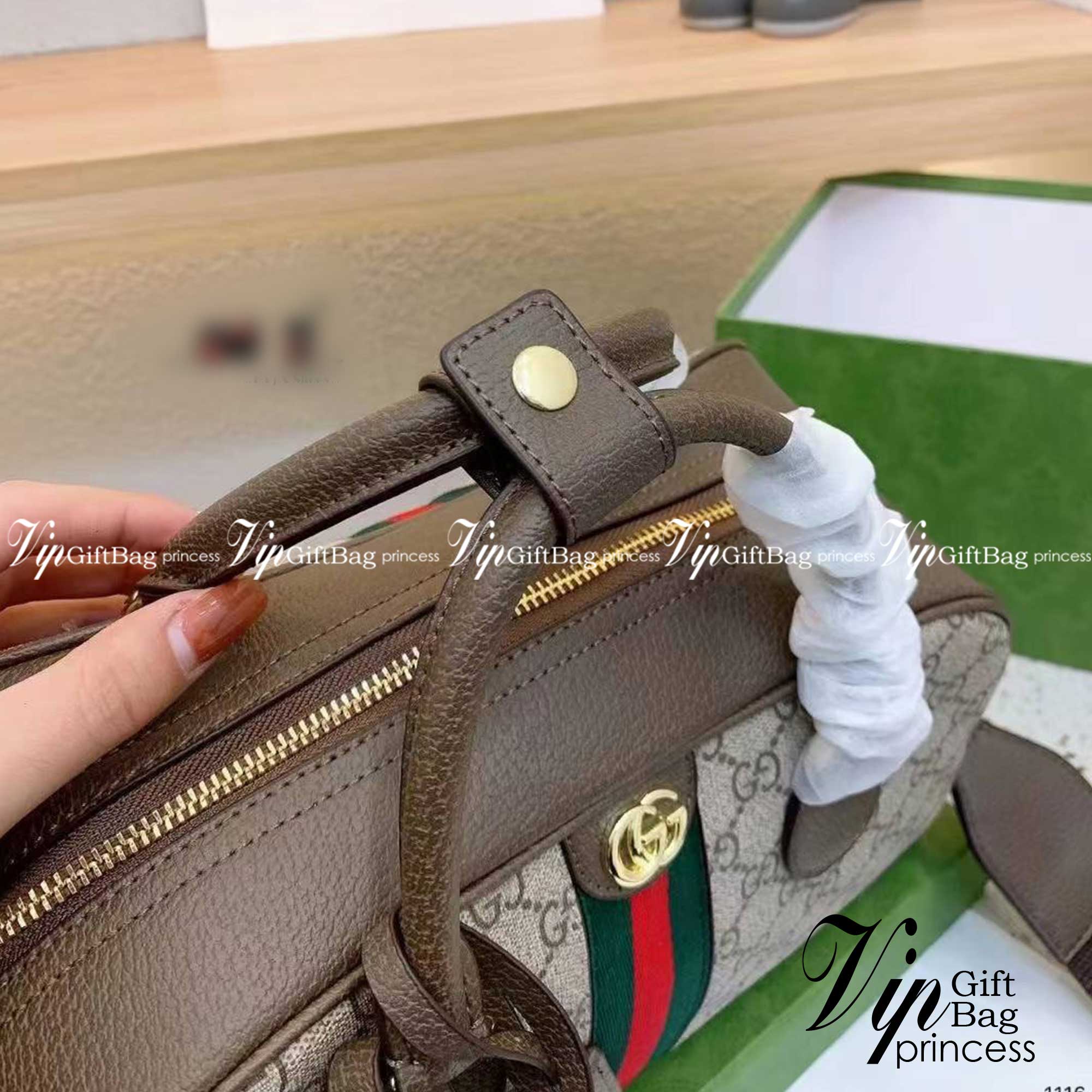 GUCCI Ophidia medium GG top handle bag กระเป๋าสะพายใบกลาง จุของได้เยอะ สายถอดได้ งานปั้มทุกจุดสวยน่าใช้ โทนสีใช้งานง่ายเป็นเอกลักษณ์แบรนด์ แมตช์กับเสื้อผ้าได้ง่าย เสริมลุคสาวมั่นได้ลงตัว