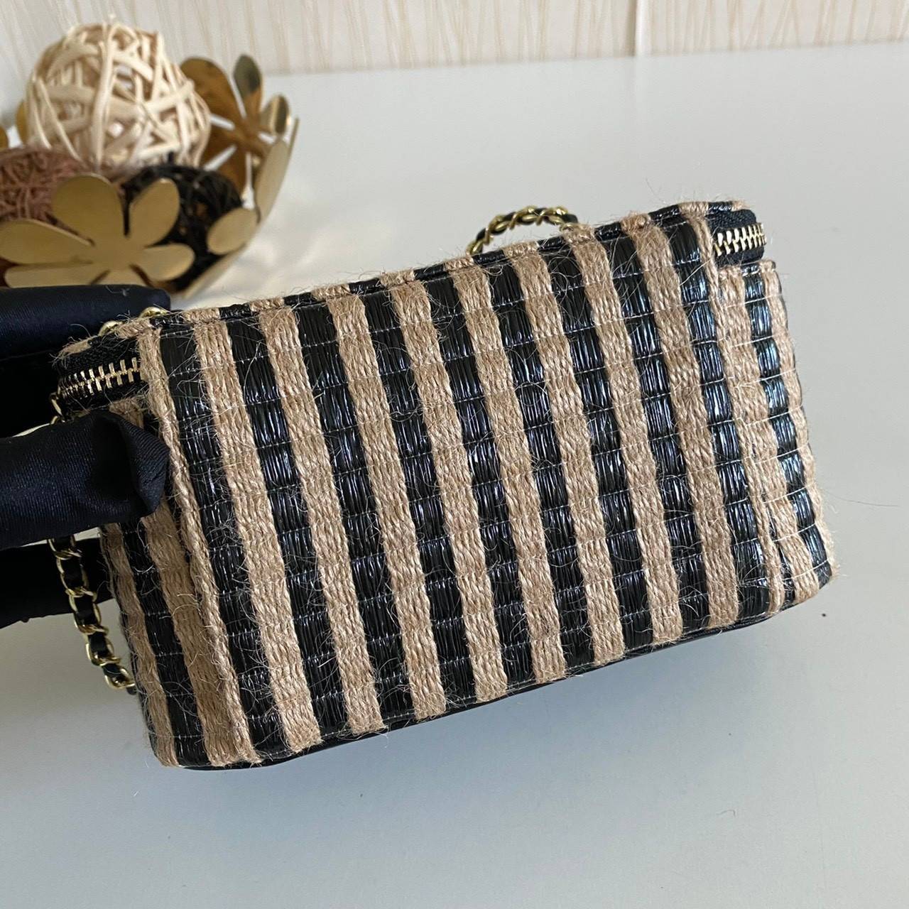 พรีเมี่ยมกิ๊ฟแท้ 100% 】หนังแท้ Chanel Box สต๊อกแน่นจัดเต็ม วัสดุสานทอพิเศษตามฉบับแบรนด์ น่ารักสุดๆ ใส่ของได้เยอะ งานพรีเมี่ยมกิ้ฟท์จากเค้าเตอร์น้ำหอมต่างประเทศ จากแบรนด์ CHANEL (GWP)