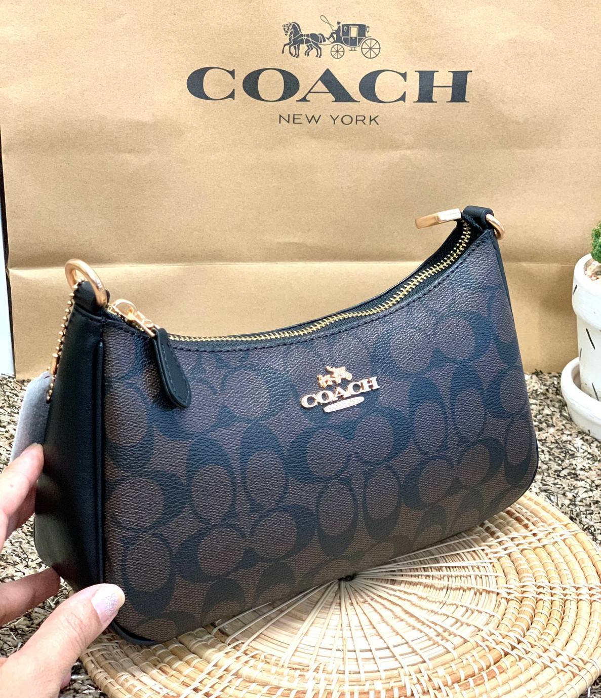 พร้อมส่งครบสี สวยทุกสีเลยค่า😘 ((CA173//CA209//CA548)) COACH TERI SHOULDER BAG 🔹กระเป๋าทรงพอช ในรูปแบบหนังแท้ หนังนิ่มสวยมากค่ะ