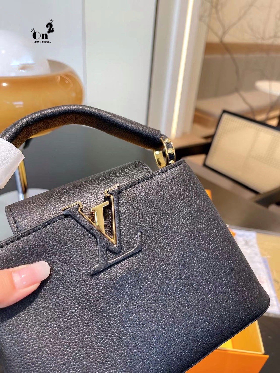 LV capucines top handle กระเป๋าถือสุดหรู ดีไซน์ทรงคลาสสิค อะไหล่สีทองปั้มทุกจุด มาพร้อมสายสะพายยาวงานจริงสวยทุกมุมเป๊ะปังมากค่ะ งานมาพร้อมหูจับในตัว ที่สุดของความสวยในราคาเบาๆ ด้วยรูปทรงวินเทจและวัสดุหนังลูกวัวสังเคราะห์ สัมผัสดี ขับผิว ทำให้ไอเท็มนี้สะกด