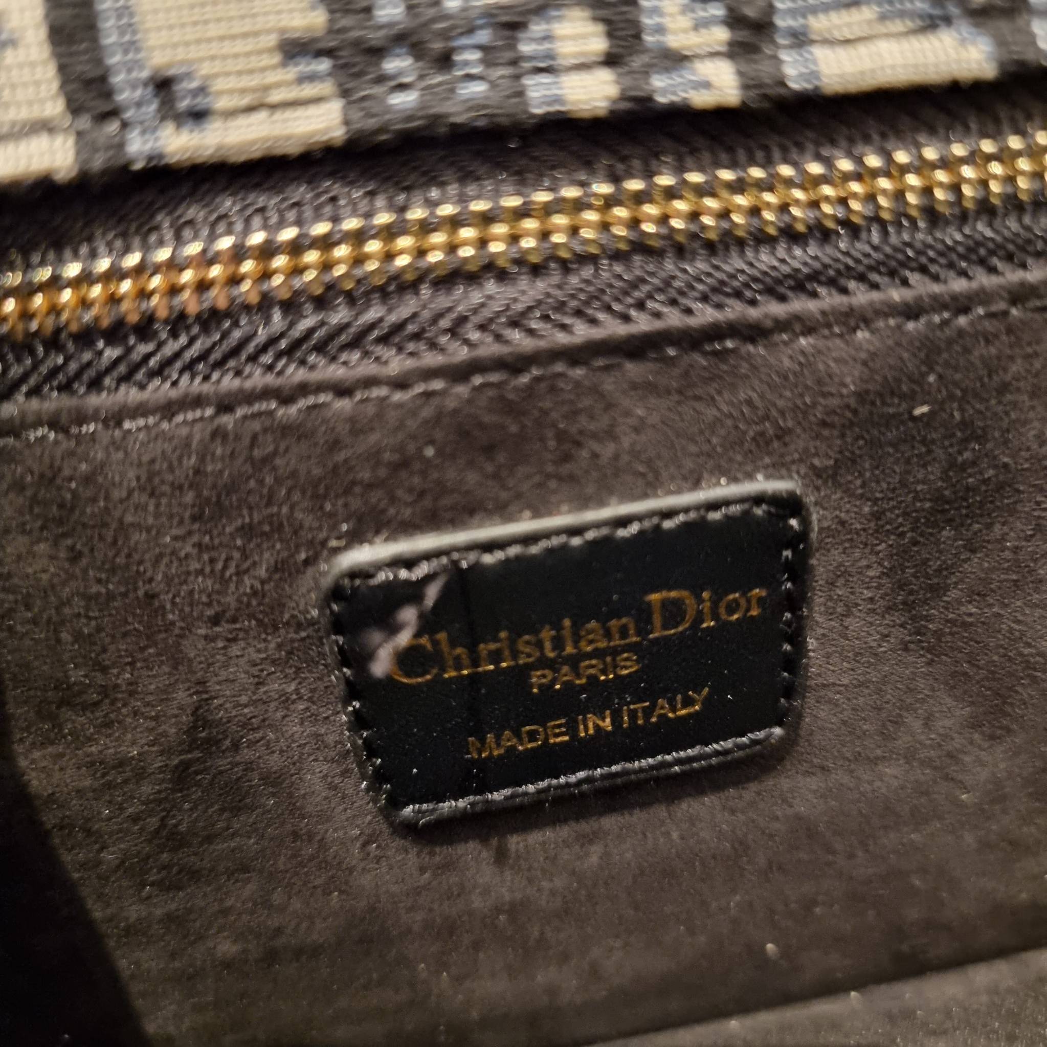 DIOR CD ADDICT FLAP BAG กระเป๋าสะพายดีไซน์คลาสสิค สวยผู้ดี โดดเด่นด้วยโลโก้และอะไหล่ตัวล็อคสีทอง เพิ่มดีเทลความหรูขึ้นไปอีก วัสดุผ้าแคนวาสทอลวดลายเอกลักษณ์ ภายในเป็นช่องโล่ง มีช่องซิป สายสะพายโซ่ในตัว ปรับใช้ได้ 2 แบบ สะพายข้าง หรือสะพายโซ่คู่ที่ไหล่ก็สะด