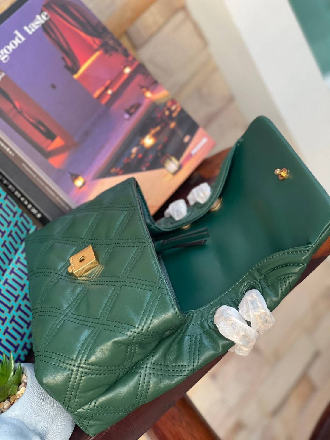 ของแท้ 💯% Tory burch Fleming Soft Small Convetible Shoulder bag กระเป๋าเฟลมมิ่ง (Fleming) สุดคลาสสิค ทำจากหนังนุ่มกับเทคนิคการเย็บแบบควิลท์ เพิ่มความเป็นเอกลักษณ์ด้วยโลโก้ลายดับเบิ้ล