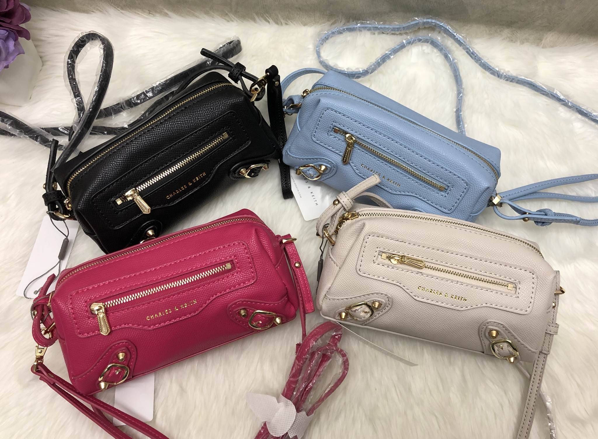 New in!!! Best Seller CHARLES & KEITH MINI BAG พร้อมส่งอีกรอบรุ่นขายดี พร้อมสีใหม่หายากค่ะ!!! กระเป๋าสะพายข้างหรือครอสบอร์ดี้ร์ได้ค่ะ รูปทรงสวย หนังนิ่ม ด้านหน้าสกรีนโลโก้แบรนด์ มีช่องซิปเล้กสำหรับใส่ของจุกจิกค่ะ พร้อมแต่งดีเทลอะไหล่ทองแบบแบรนด์ดังเพิ่มคว