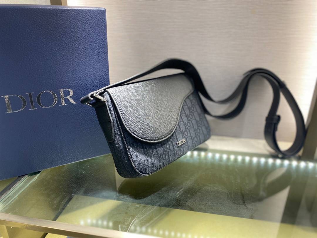 หนังแท้ DIOR MINI SADDLE MESSENGER BAG Beige and Black Dior Oblique Jacquard and Black Grained Calfskin พร้อมส่งที่ไทย งานหนังแท้และผ้าแจ็คการ์ดออริจินอล ภาพสินค้าถ่ายจากงานขายจริง ใช้งานต่างประเทศได้