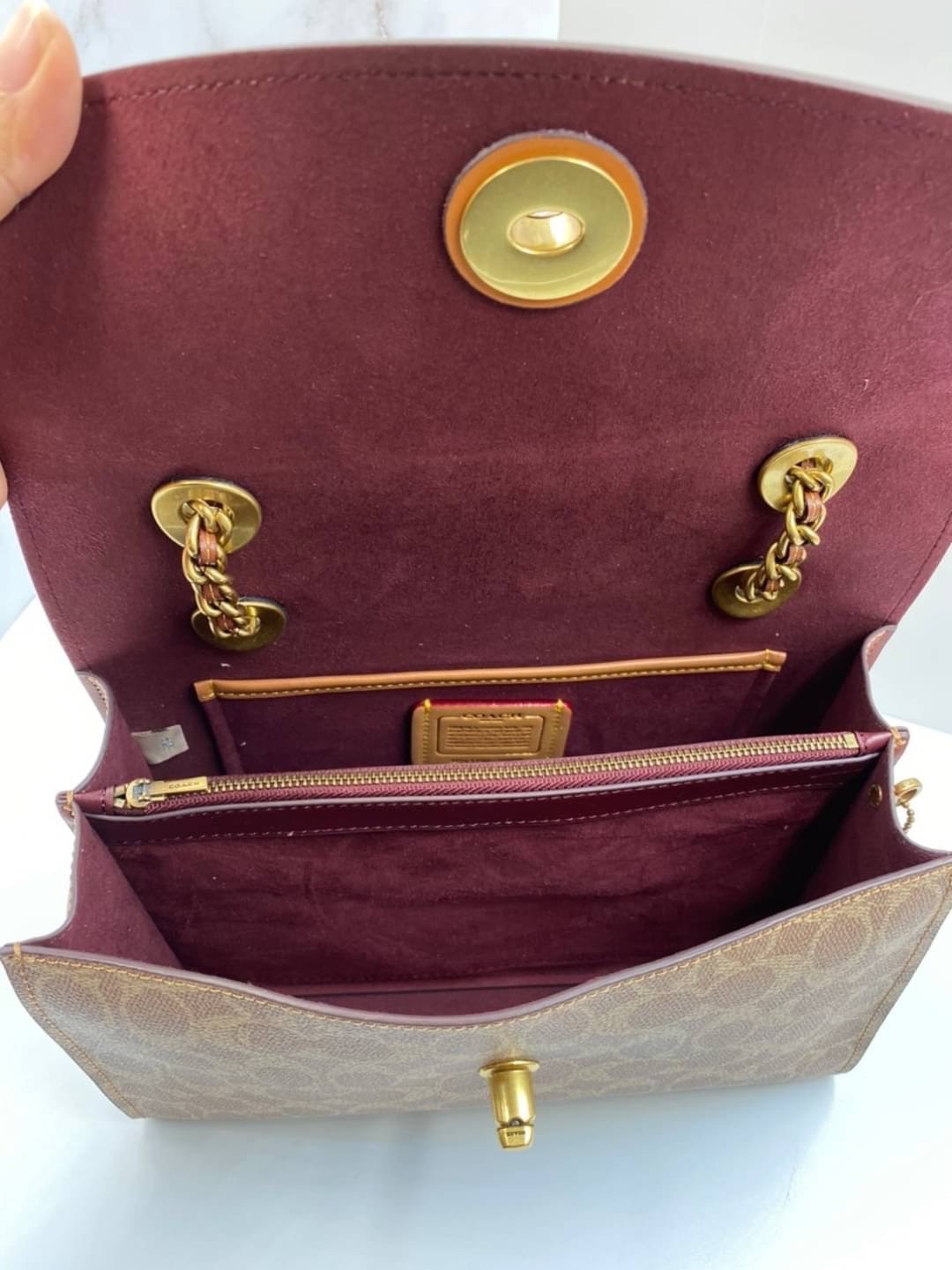 COACH 30585 PARKER IN SIGNATURE CANVAS With Tea Rose สินค้าใหม่ทรงน่ารัก ใช้แล้วดูแพงมากกก มีช่องใส่ขนาดกว้าง ใส่ของได้จำนวนมาก สามารถสะพายข้างแบบโซ่คู่ แบบคุณนาย หรือสะพายเป็น crossbody โดดเด่นด้วยลายsignature coach ใครยังไม่มีห้ามพลาดดดเลยนะ ของสวยจริง