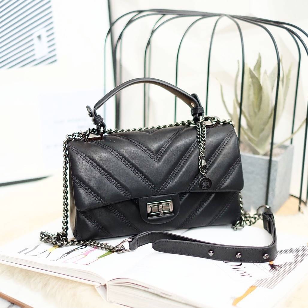 รุ่นขายดีเข้าเพิ่มค่า KEEP รุ่น coco chain handbag กระเป๋าทรงหรู รอบใหม่ ใช้หนัง Microfiber นิ่ม ฟู ตึงสวย ทนกว่าเดิมอยู่ทรง ใครชอบสไตล์นี้ห้ามพลาดนะคะ ใบนี้มีหูถือได้ ด้านในสีแดงสวย มีช่องแบ่งเก็บของหลายช่อง ด้านหลังมีช่องพิเศษสามารถใส่มือถือได้ค่ะ สายปร