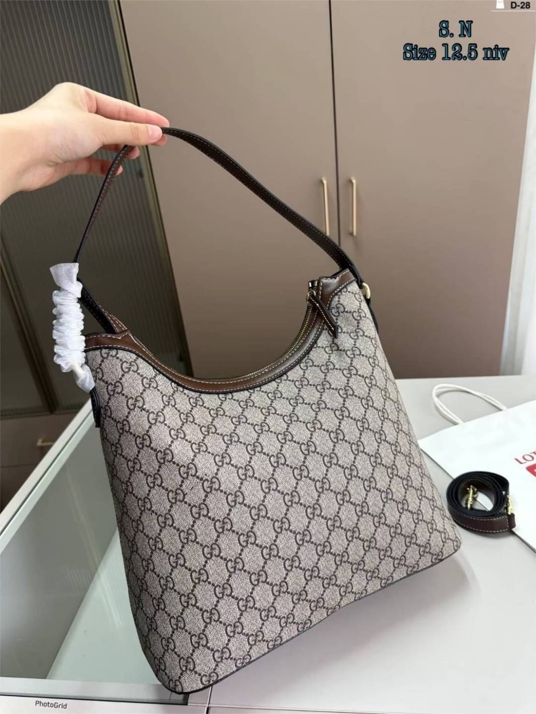 GUCCI GG Supreme Monogram Linea A Hobo Brown กระเป๋าทรงโฮโบวินเทจใบใหญ่ จุของได้เยอะ ลายโมโนแกรมคมชัด ตกแต่งกระเป๋าด้านหลังเพิ่มกิมมิกสวยน่าสนใจ เป็นอีกใบที่เรียบหรูดูแพง