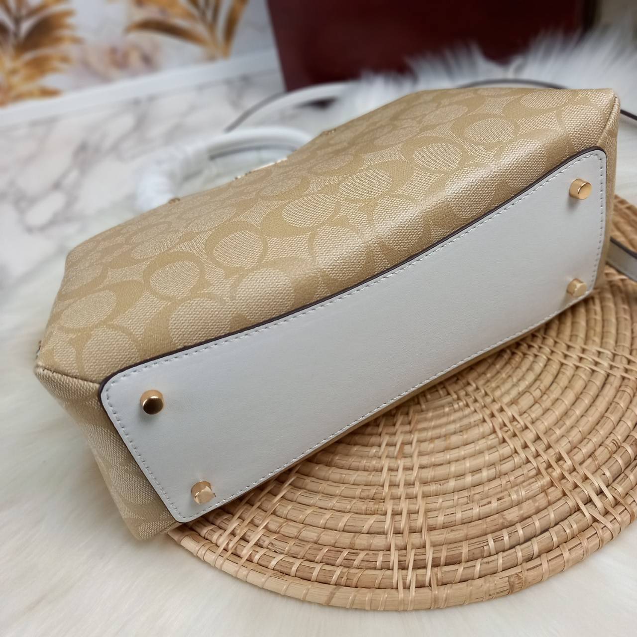 หัวใจจะวาย!! ละมุนมาก ลุคคุณหนูสุดๆ COACH MINI LILLIE CARRYALL (COACH F91494)🌺 ใช้ดีจนต้องบอกต่อ อีกแล้วจ้า ใครๆก็ถามหา😍>>>ทรงถัง รุ่นใหม่ 10 นิ้ว ขนาดกำลังดี เหมาะมือมาก มี 3 ช่องด้านใน ช่องกลาง เปิด-ปิด ด้วยซิป ส่วน 2 ช่องด้านข้