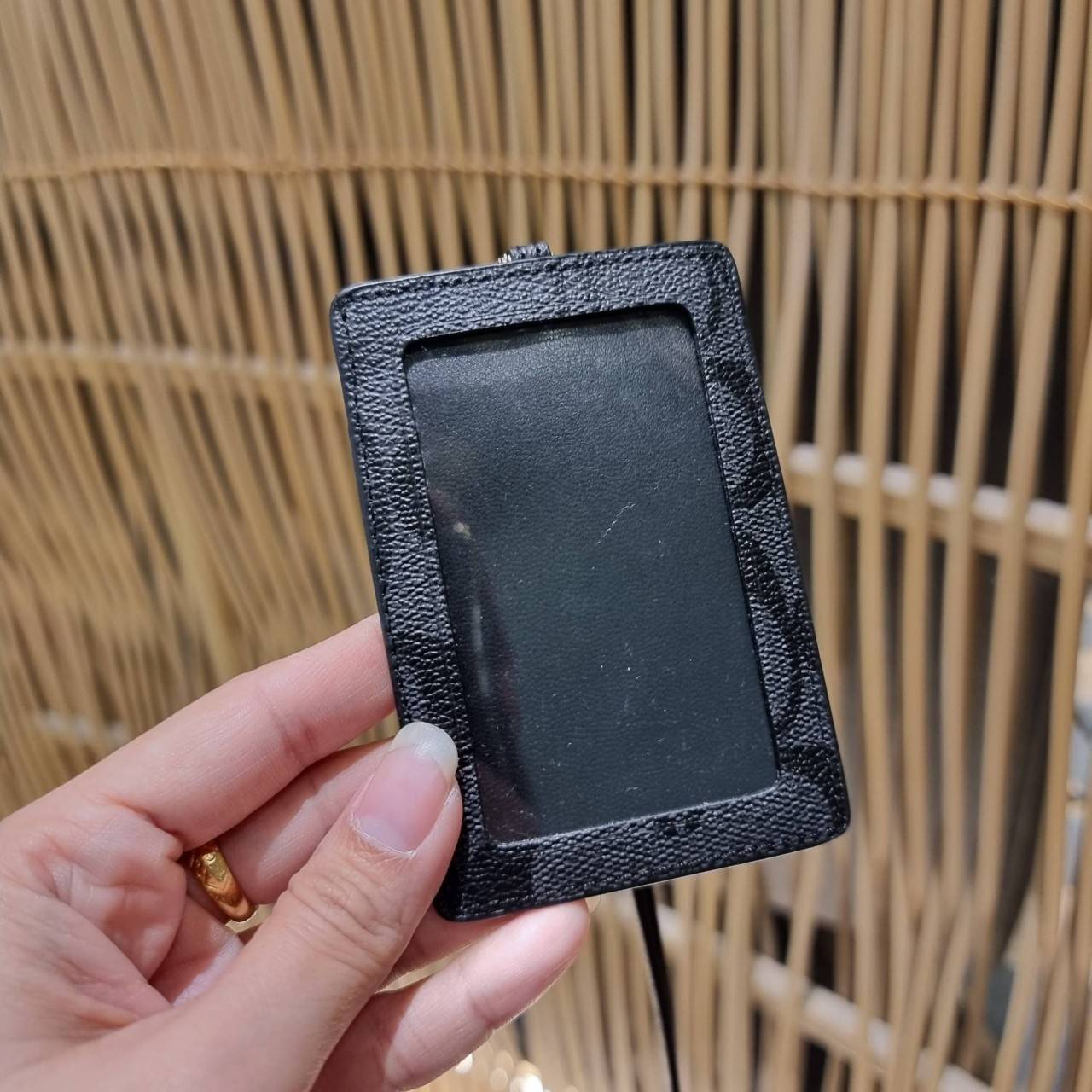 COACH ID LANYARD IN COLORBLOCK SIGNATURE CANVAS ง่ายๆแบบไม่ธรรมดา!! คลาสสิคแต่มีดีเทลโดดเด่น!! กระเป๋าถนอมบัตร พร้อมสายคล้องคอ ดีไซน์ลวดลายสวย ดูดีทุกแบบ ใช้งานง่าย พกพาสะดวก จะใส่บัตรพนักงาน บัตรเครดิต บัตรปชช. ใบขับขี่ และบัตรอื่นๆที่อยากจะใส่!! ตามใจไป