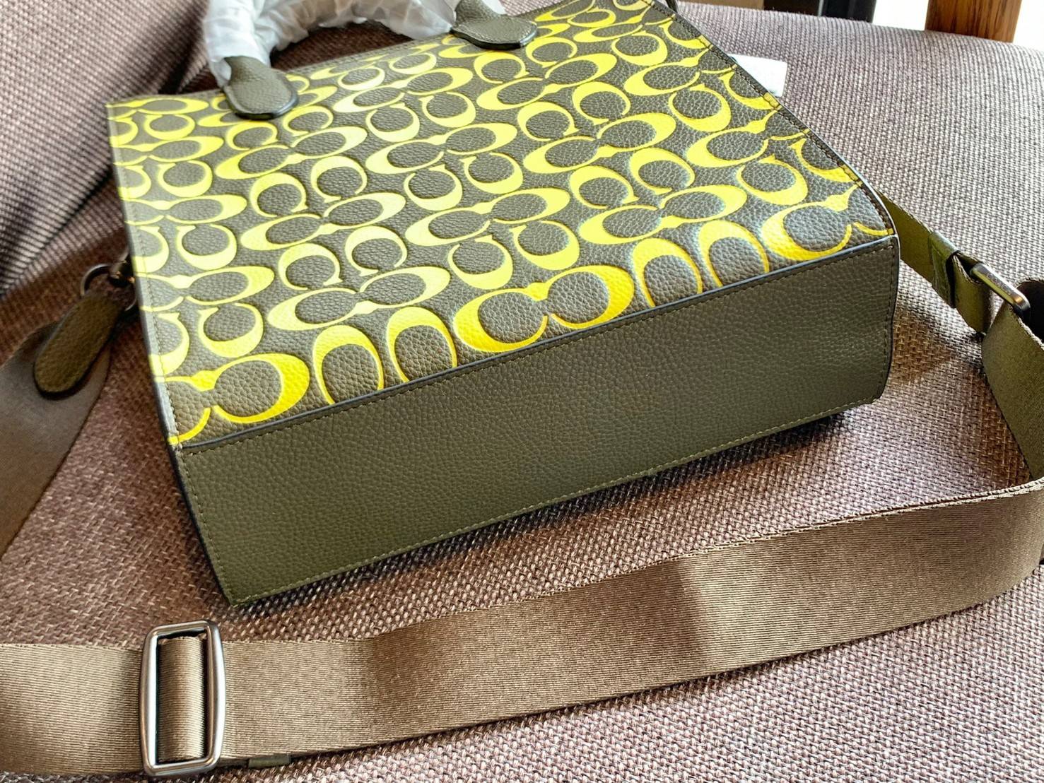 COACH COLORFUL GOTHAM TOTE SIGNATURE ((CA814)) รุ่นนี้ใช้ได้ทั้งผู้ชายและผู้หญิง ขนาดกลางๆกำลังสวยเลยค่ะ ใหม่ล่าสุด ก่อนใคร! กับกระเป๋าที่รังสรรค์สีออกมาได้สดใส เรียกได้ว่าจัดเต็มในเรื่องสีมีเดียวค่ะ หนังแท้ ลายหนังสวย บวกกับโลโก้แบรนด์ทั้งใบที่ลงลายสีได้