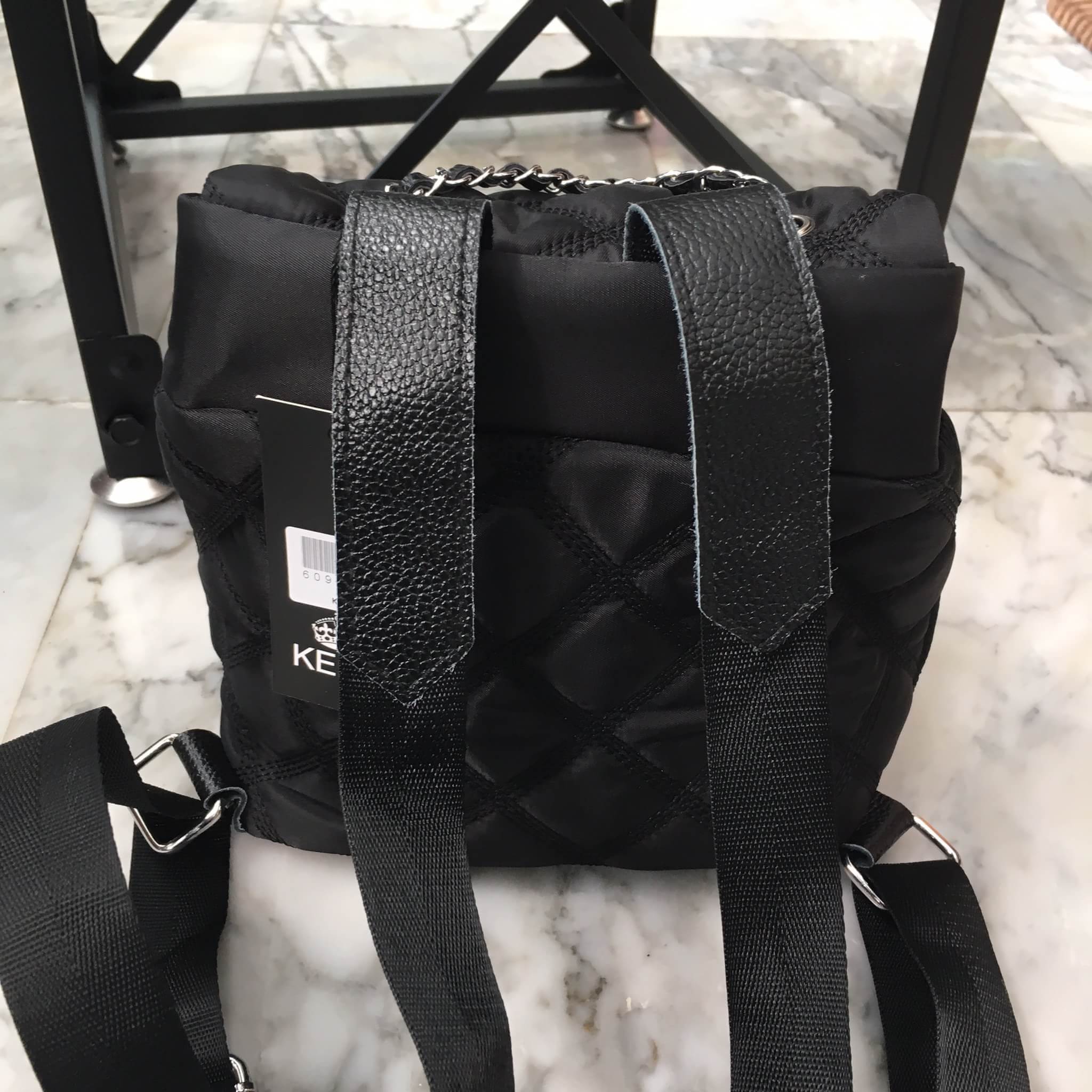 กระเป๋าเป้!!! ทรงน่ารักมากๆๆๆ จากแบรนด์ KEEP รุ่น Monster bite backpack #จุดเด่นที่ >ตัวกระเป๋าทำจากผ้าไนล่อนเนื้อดี ตีลายตาราง >น้ำหนักเบามาก เพียงแค่ 4 ขีดเท่านั้น >สามารถปรับสายโซ่ สะพายไหล่ได้คะ >ขนาดกระเป๋ากำลังดีคะ ใส่ กปต ยาว มือถือได้