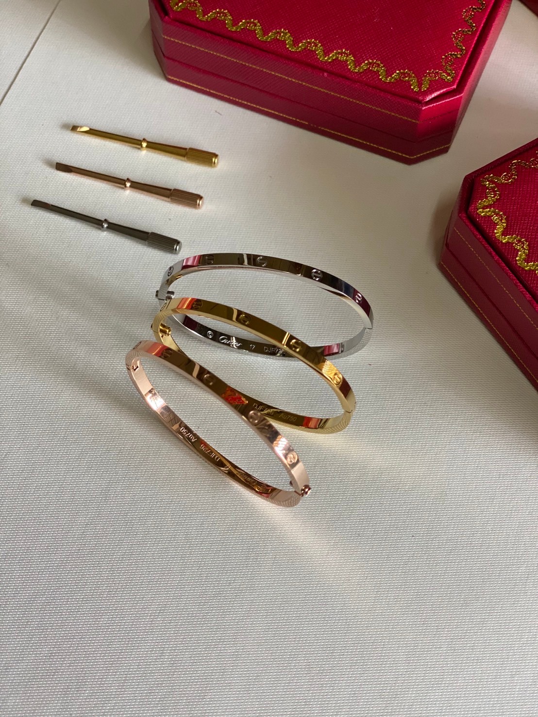 Cartier Love Bracelet กำไลคาเทียร์ รุ่นไม่มีเพชร ภาพถ่ายจากงานจริง พร้อมกล่อง วัสดุโลหะเคลือบขึ้นเงาตามรูป ใช้งานต่างประเทศได้