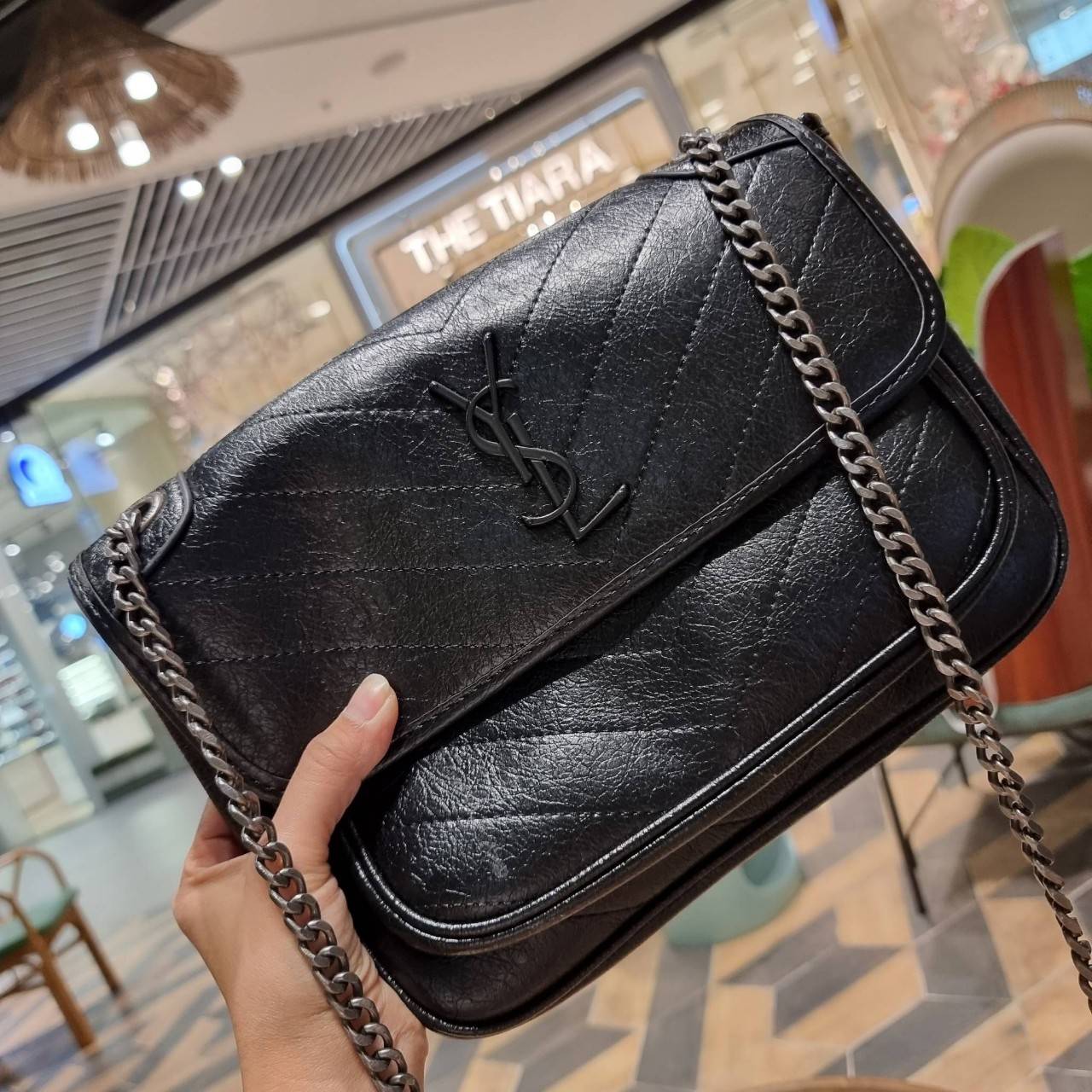 VIP 】หนังแท้ Yves Saint laurent shoulder bag กระเป๋าสะพายทรงคลาสสิค สุดฮอต ดีไซน์เรียบหรู วัสดุหนังแท้ขัดเงา สวย!! ใช้งานง่ายเพียงแค่เปิ-ปิดด้วยกระดุมแม่เหล็ก ภายในโล่งกว้าง จุของได้เลยสบายๆ กระเป๋าสตางค์ใบยาว มือถือ เครื่องสำอางค์ พาวเวอร์แบงค์ หรือจะ ga