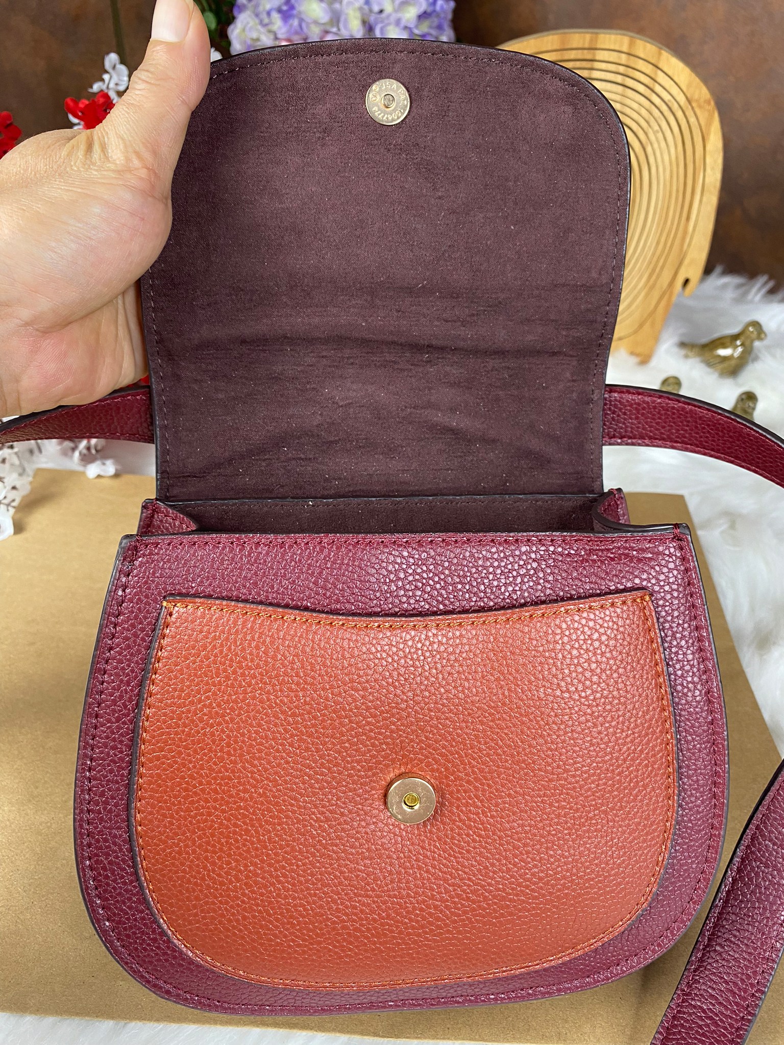 OUTLET 】COACH REMI SADDLE BAG IN COLORBLOCK ((1330)) รุ่นแนะนำ คลาสสิคน่าใช้มากๆ วัยใสๆใช้ดีค่ะ 😘 พร้อมส่งที่ไทยอีกครั้ง! กระเป๋าสะพายข้าง//ครอสบอดี้ร์//หรือทบเป็นสายคู่สะพายไหล่ได้ค่ะ แล้วแต่ชอบเลยค่ะ! วัสดุหนังแท้ ลายหนังสวยมากๆค่ะรุ่นนี้ หลงรัก