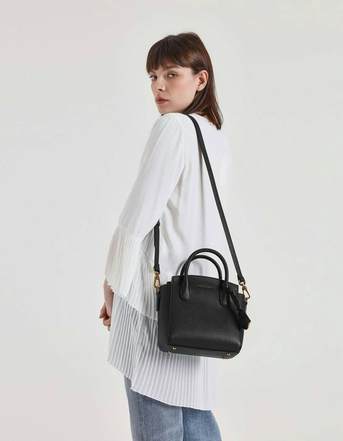 CHARLES & KEITH รุ่น CLASSIC DOUBLE TOP HANDLE BAG CK2-30270225-5 ราคาปกติช้อป (฿2,990.00) กระเป๋าถือ- สะพาย หนังสวยอยู่ทรง สไตล์คลาสสิค เรียบหรู ดูดี ทรงนี้ฮิตตลอดกาล เป็นรุ่นที่ขายดีสุดๆ ไม่มีตกเทรน ด้านหน้าติดโลโก้แบรนด์ อะไหล่ปั้มแบรนด์ มีหมุดรองฐานทั