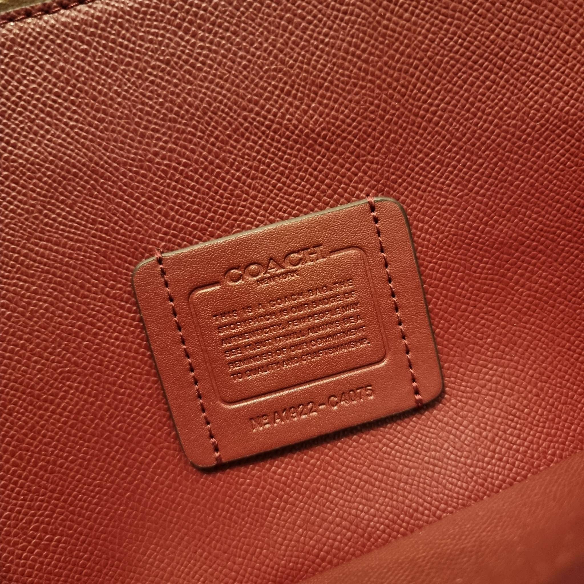 COACH C4075 TATUM CARRYALL IN SIGNATURE CANVAS คอลเลคชั่นใหม่ล่าสุด จัดมาให้ได้สวยก่อนใคร สวยหรูทุกสี!! ลุคผู้ดีต้องมาอีกหนึ่ง กระเป๋าสะพายทรงสวย ที่มาพร้อมสายสะพายไหล่ในตัว และสายครอสบอดี้สำหรับสะพายข้าง วัสดุหนัง crossgrain สวยคมมากๆ ตัวกระเป๋าถูกแบ่งเป