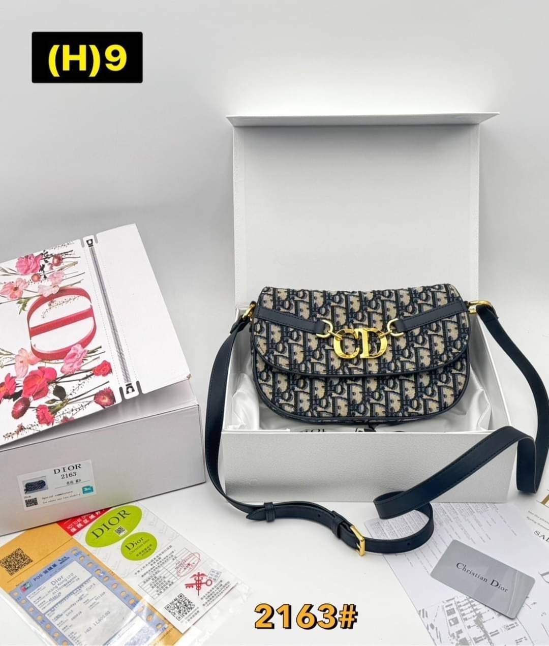 DIOR Small CD Besace Bag กระเป๋าสะพายทรงสวย ดีไซน์โลโก้โดดเด่นหรูหรา ดีเทลดูดีมีกิมมิคในตัว สายสะพายในตัว ปรับได้ตามชอบ สะพายทำงาน ออกงาน ไปเที่ยว ไปเดท ได้ทุกโมเมนต์