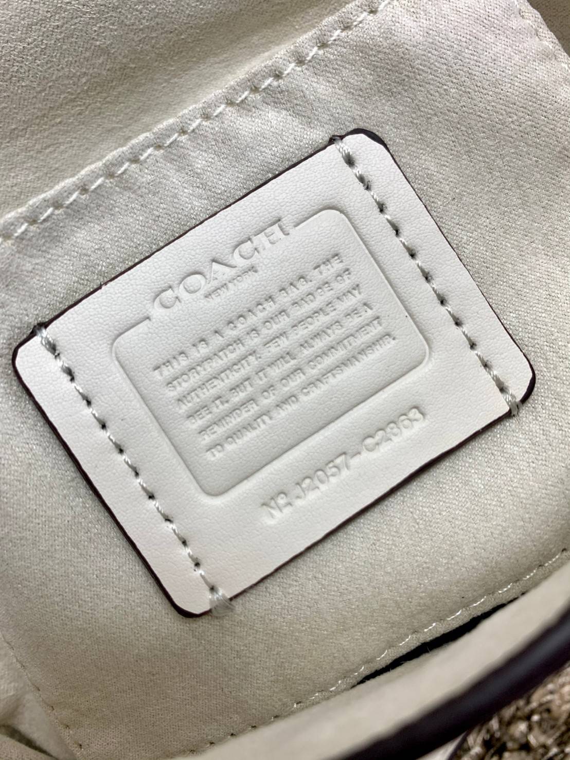 ใหม่ล่าสุด สวยก่อนใครแน่นอนค่า😘COACH ELLEN CROSSBODY WITH DAISY EMBROIDERY((C2863)) 💐พร้อมส่งจำนวนจำกัดค่ะ! กระเป๋าสะพายแบบครอสบอดี้ร์ หนังแท้นิ่มอย่างดีค่ะ 💐ด้านหน้าปักดอกซี่ความหมายดีๆ ละมุนสวยงามมากๆค่ะ เปิดปิดกระเป๋าแบบแม่เหล็ก