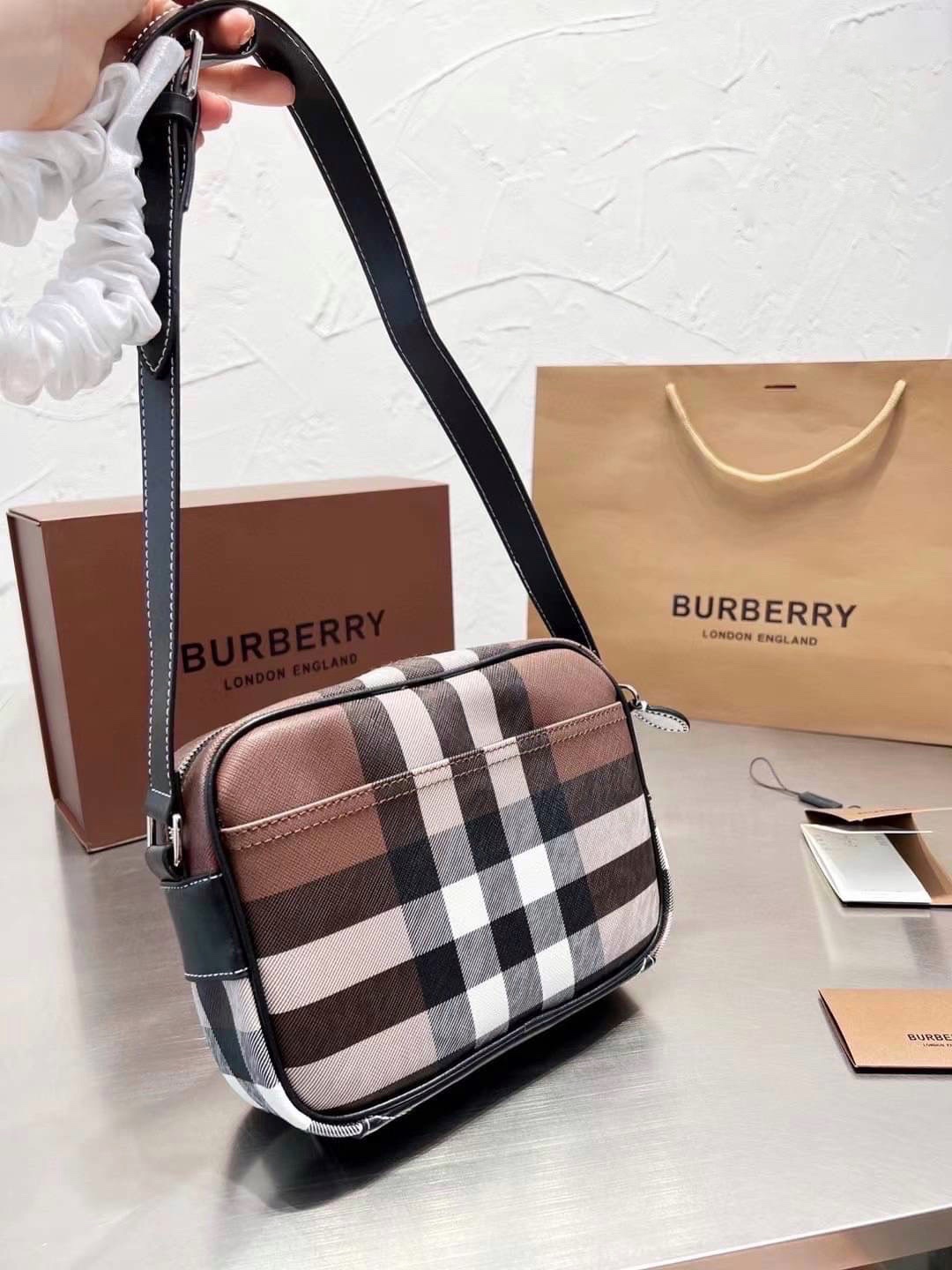 Burberry Vintage Check And Leather Crossbody Bag / Burberry Check Crossbody รุ่นใหม่ล่าสุด คุณผู้ชายช็อปด่วนค่า 🇬🇧 NEW ARRIVAL วัสดุ CANVAS อยู่ทรง ด้านหน้มีช่องซิปใส่ของหนึ่งช่อง ช่องหลักปิดเปิดด้วยซิป Rare items เด็ดๆแบบนี้ห้ามพลาดน้าาา
