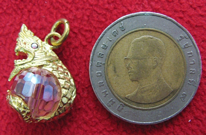 สินค้าหมดค่ะ จี้พญานาคอุ้มลูกแก้วสีชมพู(ตุลาคม)พร้อมใบคาถาค่ะ