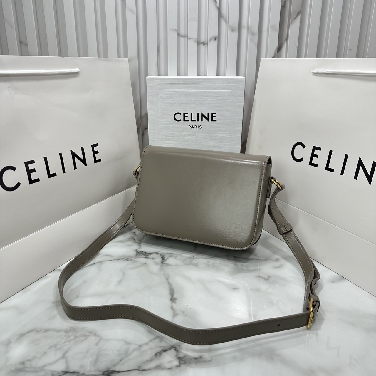 ORI หนังแท้ | 9" CELINE CLASSIQUE TRIOMPHE bag in natural leather กระเป๋าสะพายรุ่นยอดนิยม ด้วยรูปทรงสี่เหลี่ยมผืนผ้า ดีไซน์คล่องตัวถ่ายทอดให้เห็นถึงแก่นแท้ของสไตล์