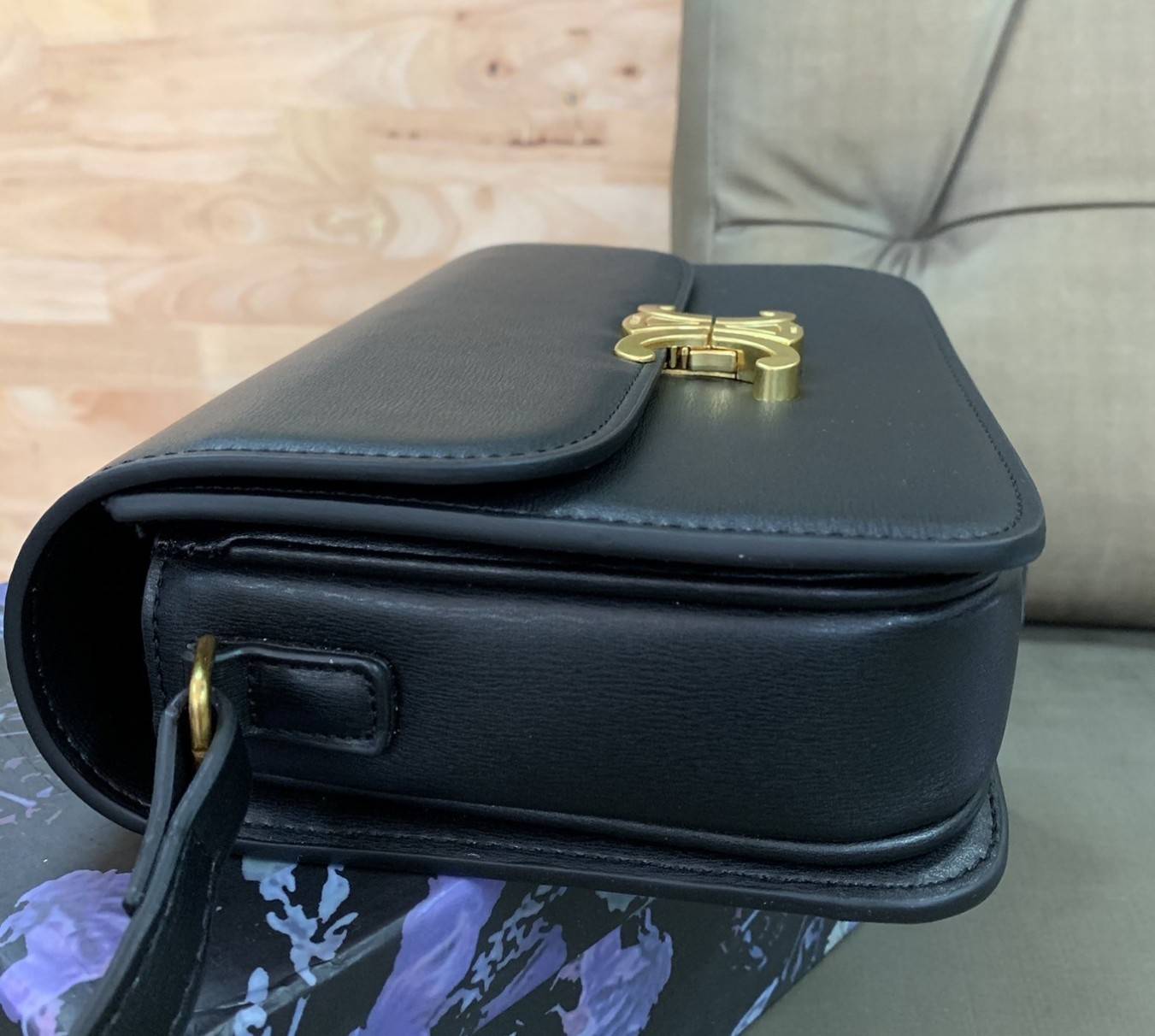 CELINE Medium Triomphe Bag In Shiny Calfskin Medium Triomphe Bag In Shiny Calfskin GIFT WITH PURCHASE (GWP) พรีเมี่ยมกิ๊ฟ Limited Edition จาก CELINE PERFUME DUTY FREE COUNTER วัสดุหนังแท้ (Calfskin) ซับในเป็นหนังแกะ (Lambskin) รูปทรงสี่เหลี่ยมผืนผ้า ขนาดก