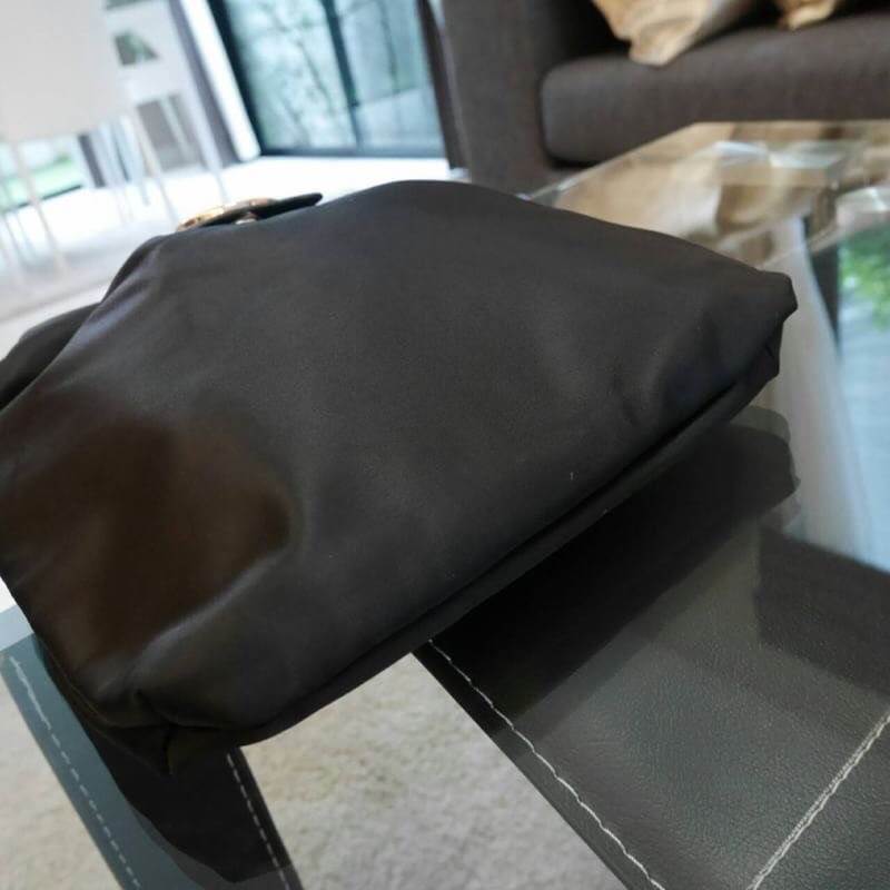 New!! Victoria Secret 2018 nylon crossbody bag กระเป๋าสะพายข้างทรงเก๋ วัสดุ nylon เต็มใบ อะไหล่ทอง กันน้ำได้ เปิดปิดด้วยฝากระดุมจับจีบเล็กน้อย ตกแต่งโลโก้ VS และซิปอีกขั้นคะ ด้านในสวยหรู จุของได้กำลังดี บุผ้าปั้มลายเสือ sexy ลื่นนิ่มมือ สายยาวปรับระดับได้