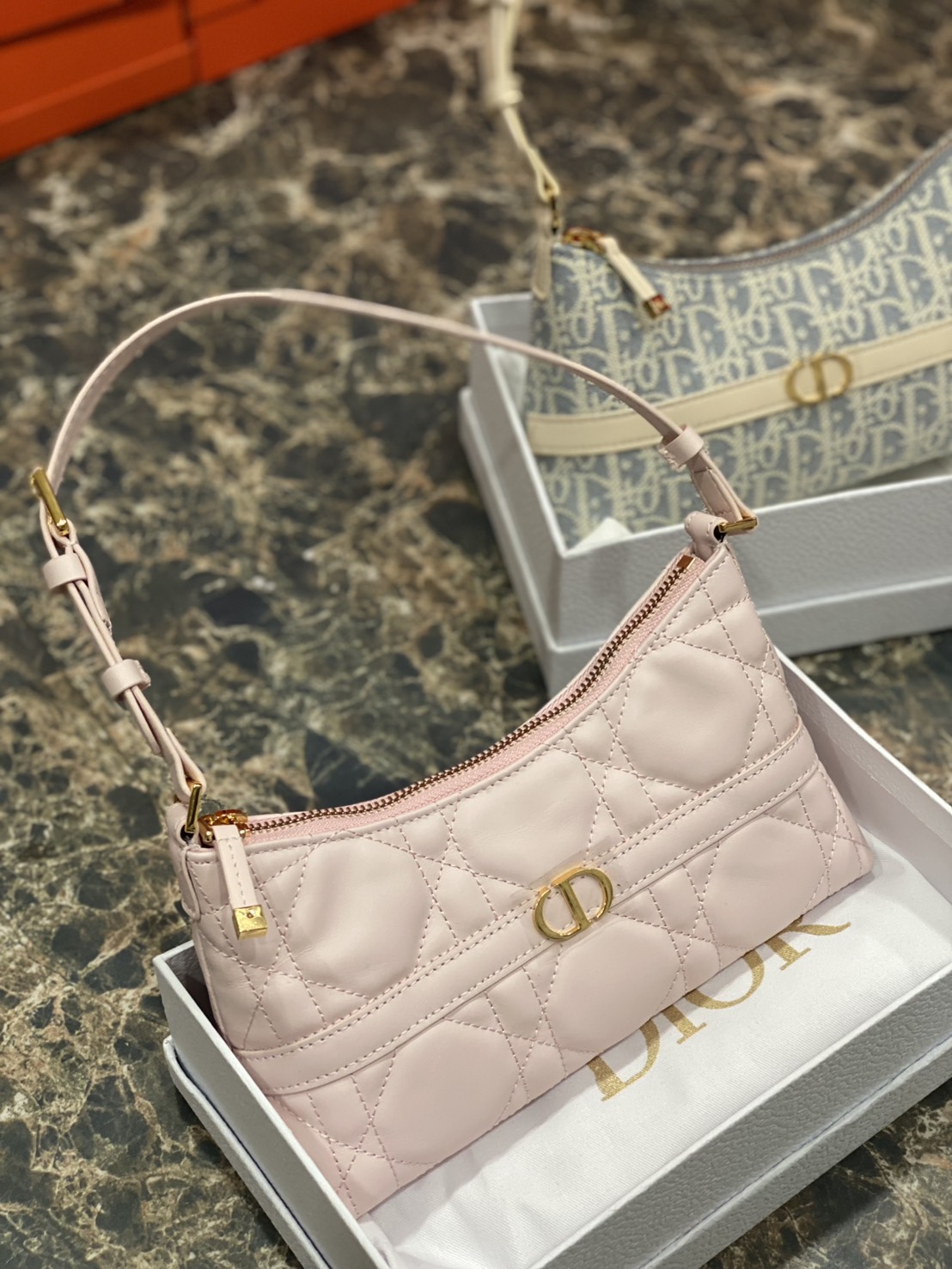 ORI หนังแท้ | DIOR Mini 30 Montaigne Cigale bag / DIOR Mini Miss Caro Cigale bag กระเป๋าสะพายไหล่ทรงโฮโบ ขนาดมินิเสริมไลน์ 30 Montaigne ด้วยรูปทรงทันสมัยและประณีตบรรจง