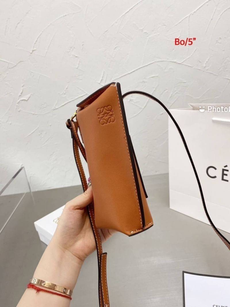 Loewe Pocket Shoulder Bag / LOEWE MINI CROSSBODY BAG / Loewe Phone Bag รุ่นยอดฮิต ไซส์มินิ ที่ใครๆก็ต้องรู้จัก!! กับกระเป๋าสะพายเอนกประสงค์ สำหรับถนอมโทรศัพท์มือ หรือจะประยุกต์ใช้ใส่เงิน พกแทนกระเป๋าสตางค์ก็สะดวก