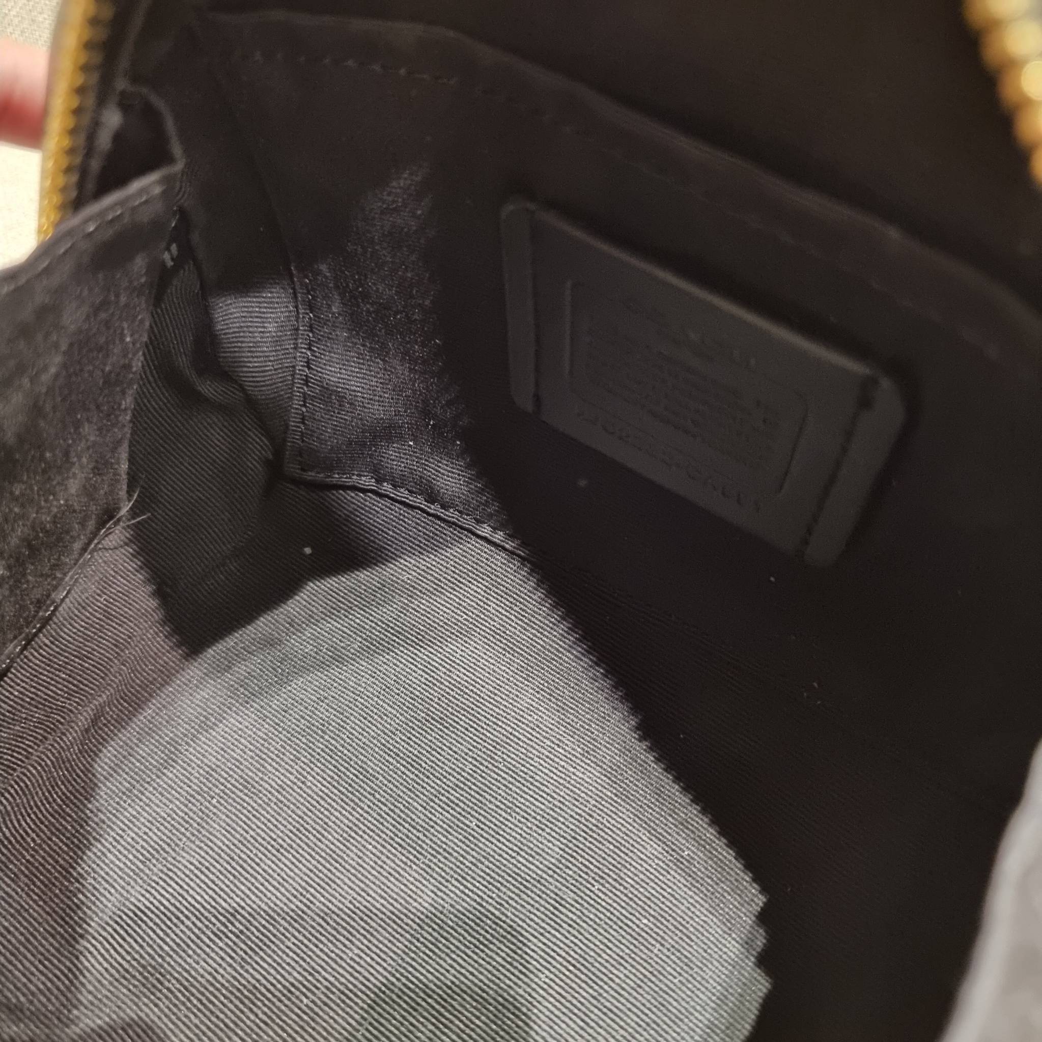 COACH SYDNEY SATCHEL BAG CA202 CA591 CB596 ใหม่ล่าสุด กับคอลที่สาวๆต้องหลงรัก กระเป๋าสะพายทรง satchel ที่มีรูปทรงดึงดูดสายตา สวยแรกเห็น วัสดุหนัง crossgrain พร้อมหูจับในตัว เปิด-ปิดด้วยซิป ภายในโล่งกว้าง ขนาดกำลังดี มีสายครอสให้ ปรับได้ตามชอบ ใบจริงลูกคุณ