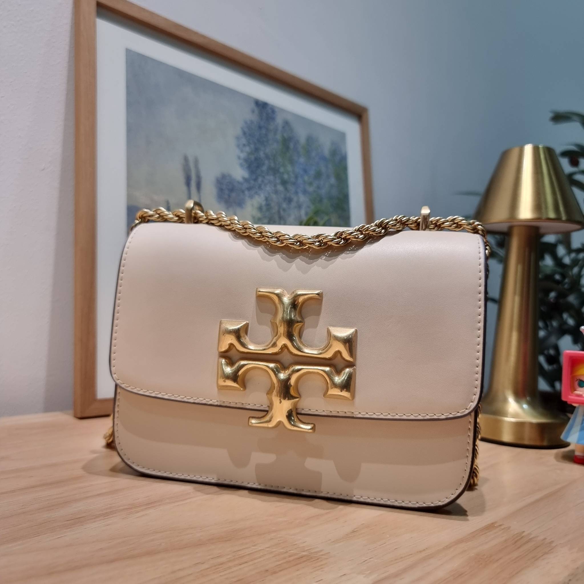 Tory Burch Bag / TORY BURCH ELEANOR SMALL CONVERTIBLE SHOULDER BAG ฮอตไอเท็ม รุ่นนี้ขายดีขายหมด สวยหรู คุณหนู ผู้ดี!! หายากมากแล้วน้า กระเป๋าสะพายข้าง ดีไซน์อยู่ทรง ขนาดกำลังสะดวกใช้ เปิด-ปิดด้วยแถบแม่เหล็ก ภายในแบ่งสัดส่วนได้เป็นอย่างดี