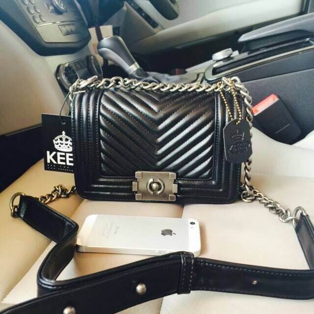 New Arrival!! Keep chain medium shoulder bag กระเป๋าทรงยอดฮิตคะ รุ่นนี้รับประกันความสวย ตัวกระเป๋าหนังเนื้อดี ขนาดกะทัดรัด ภายในสีแดง มีช่องใส่ของจุกจิก สายโซ่ปรับได้ 2 แบบทั้งสายสั้น สายยาว สะพายพาดลำตัวได้คะ น่ารักมาก ใส่ มิกส์ ได้ง่ายกับทุกชุด ใบนี้แนะ