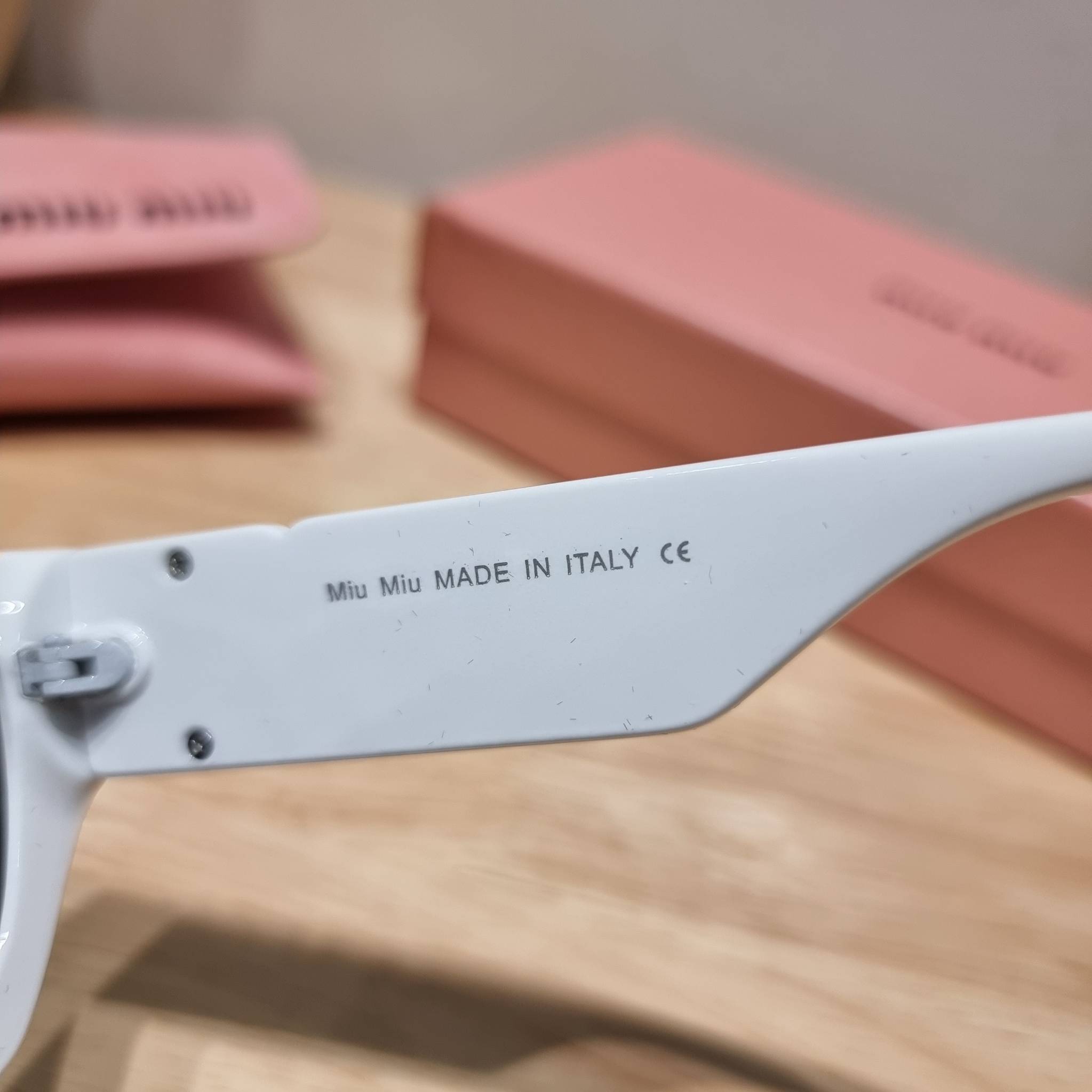 MIU MIU Sunglasses UV protection มาพร้อมอุปกรณ์ครบเซ็ท สวยปัง สวยตะโกน มีพกติดตัวไว้ไม่ตกเทรนด์ ใส่เสริมโหงวเฮ้ง ดูผู้ดี ใช้ได้ทุกโอกาส ทุกสถานการณ์ ใส่ที่บ้านถนอมสายตา ใส่ออกข้างนอกกันแดด กันลม กันฝุ่นก็มั่น ก็เลิศทั้งหมด