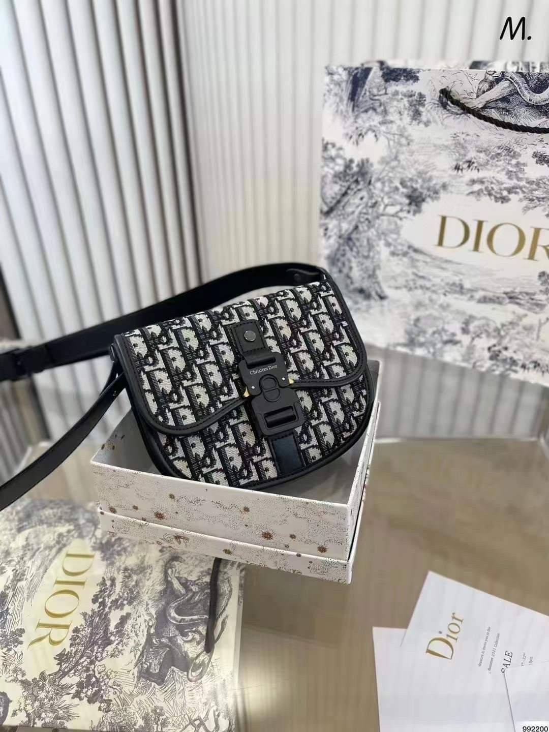 DIOR MINI GALLOP BAG WITH STRAP ภาพถ่ายจากงานขายจริง ใช้งานต่างประเทศได้