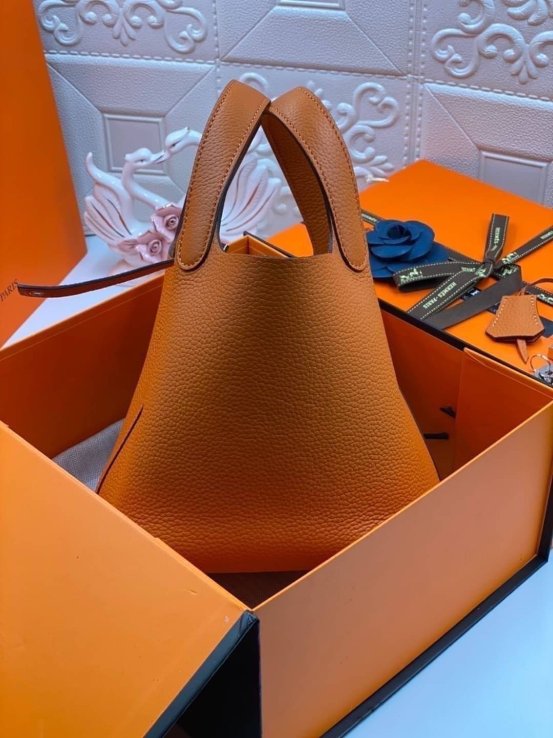 หนังแท้ Hermes Picotin Lock 18 bag กระเป๋าถือแบรนด์หรูระดับโลก งานเกรดออรินอล หนังแท้ทั้งใบ หนังมีลายทอริลลอนคล้ายของจริง มาพร้อมตัวล็อคเคลลี่ Kelly lock รูปทรงเรียบแต่หรู ใช้งานได้ทุกโอกาส ถือง่าย ใช้งานง่าย ภายในโล่งกว้าง ภาพสินค้าถ่ายจากงานขายจริง ใช้ง