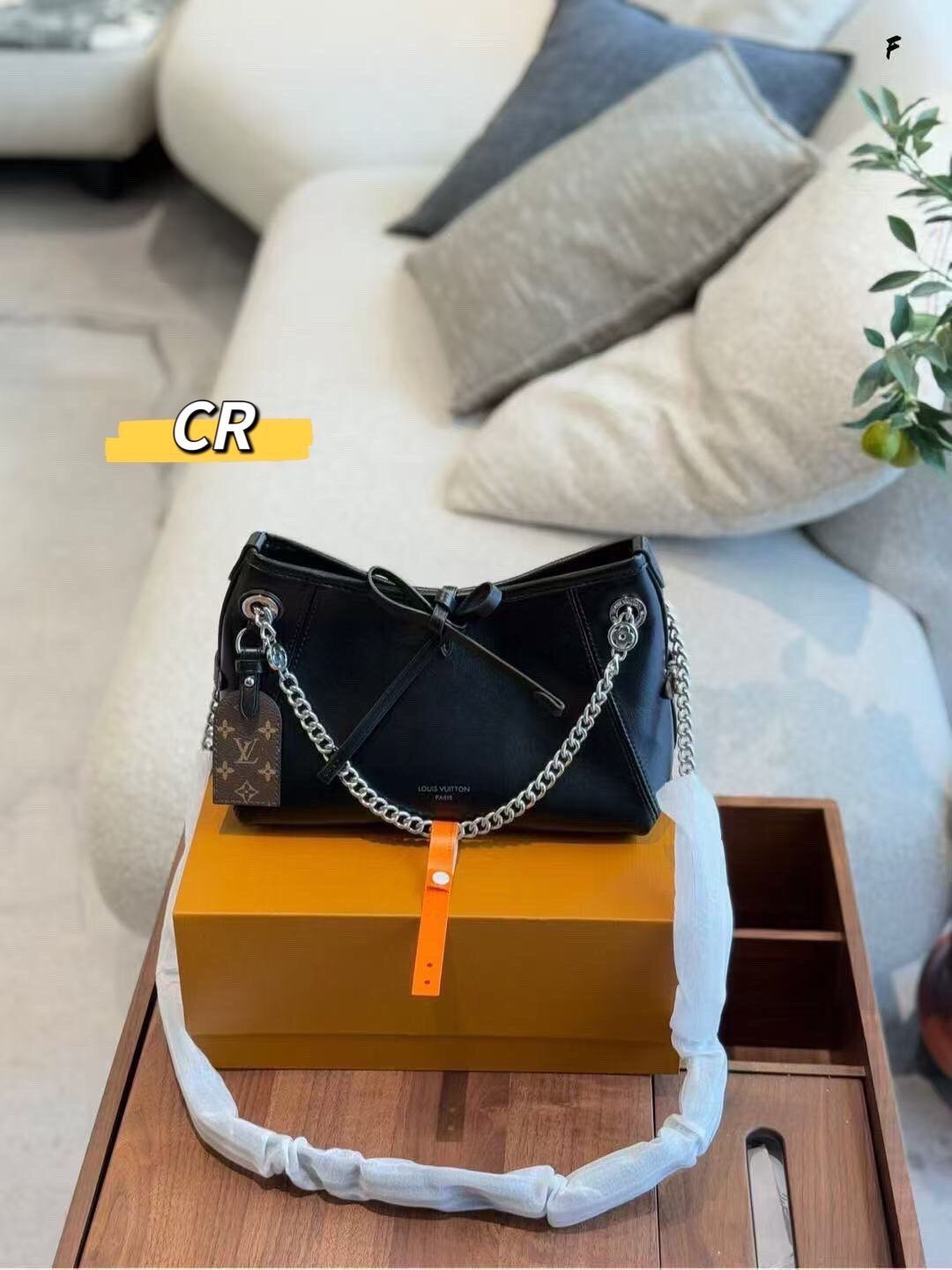 LV CarryAll Vibe BB ใหม่ล่าสุด กระเป๋าสะพายทรงโท้ทไซส์เล็ก สวยหรูดีไซน์เรียบง่ายคลาสสิค ดูผู้ดี รูปทรงสวยตลอดกาล ใช้ได้กับทุกลุค ทุกโอกาส