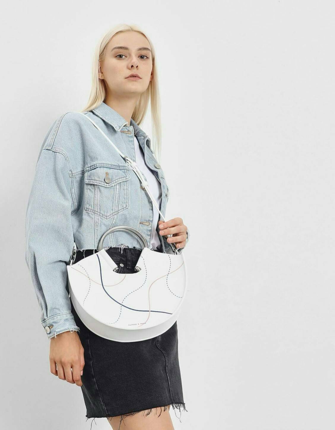 CHARLES & KEITH รุ่น U SHAPE TOP HANDLE BAG CK2-30780786_WHITE ราคาปกติช้อป ( ฿2,590.00 ) กระเป๋าทรงโค้งรูปตัว U วัสดุหนัง PU ลงแพทเทิร์นลวดลาย เส้นด้ายปักแต่งสีสัน บนตัวกระเป๋า เพิ่มความสวยสะดุดตา รับประกันความเก๋!! จะทำให้คุณโดดเด่นไม่เหมือนใคร หูกระเป๋